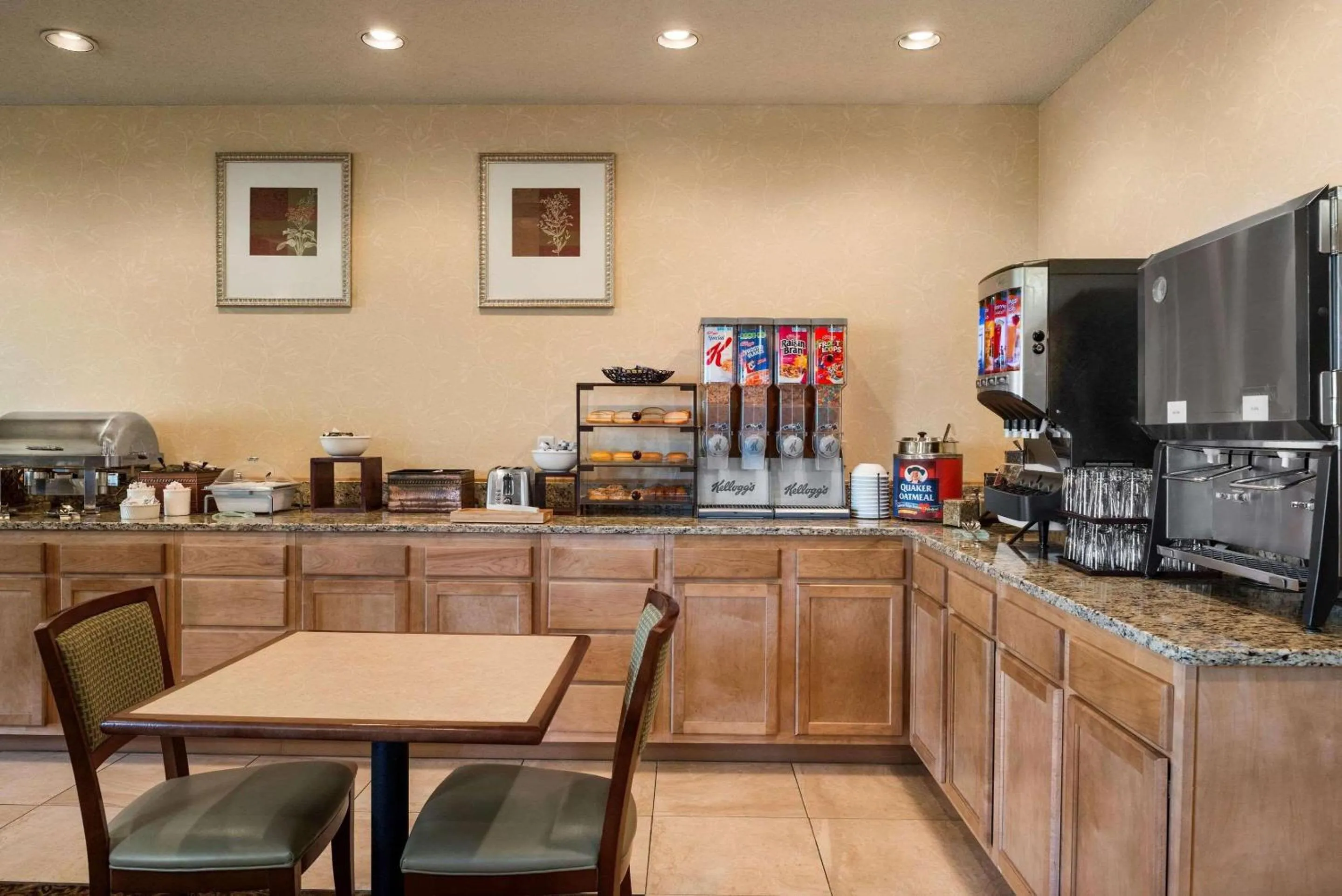 Breakfast in Country Inn & Suites by Radisson, Stevens Point, WI