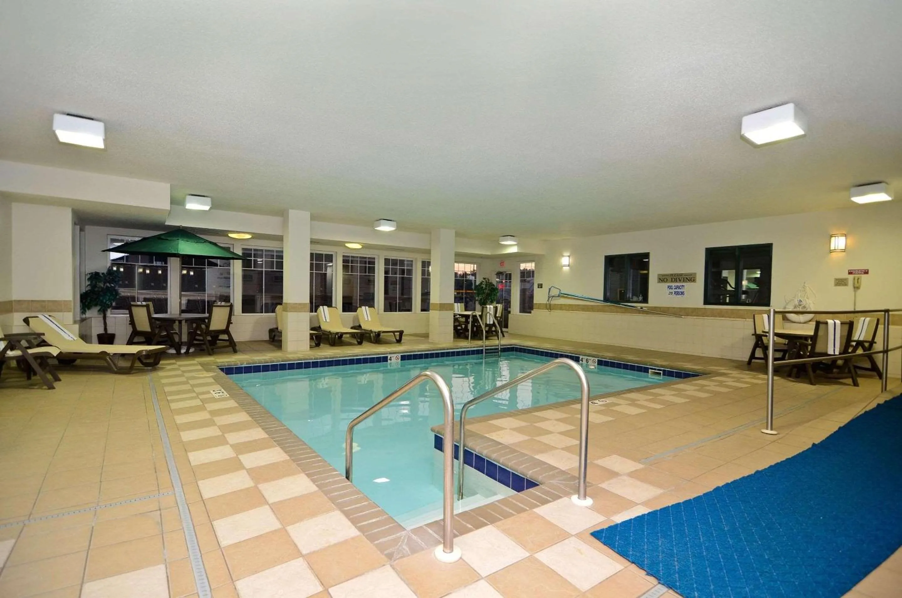 Swimming pool in Country Inn & Suites by Radisson, Stevens Point, WI