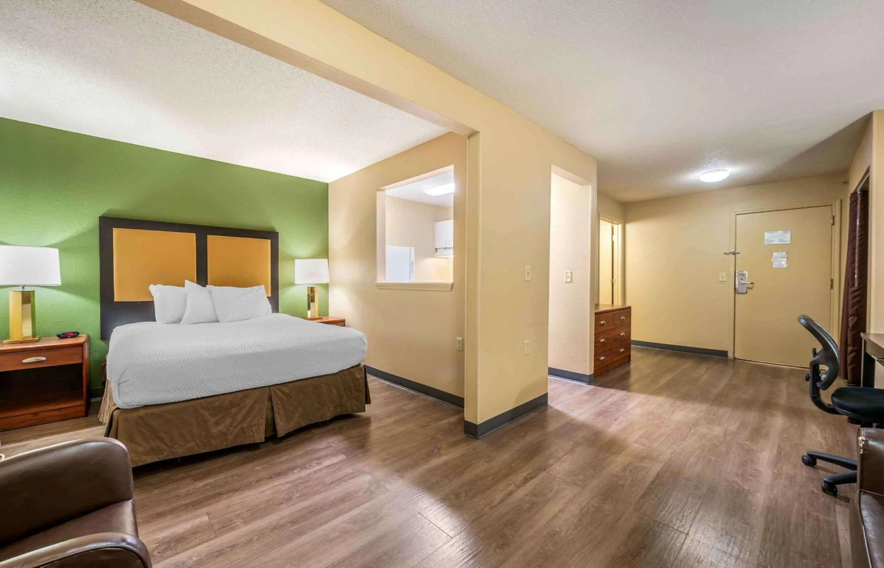 Bedroom, Bed in Extended Stay America Suites - Evansville - East
