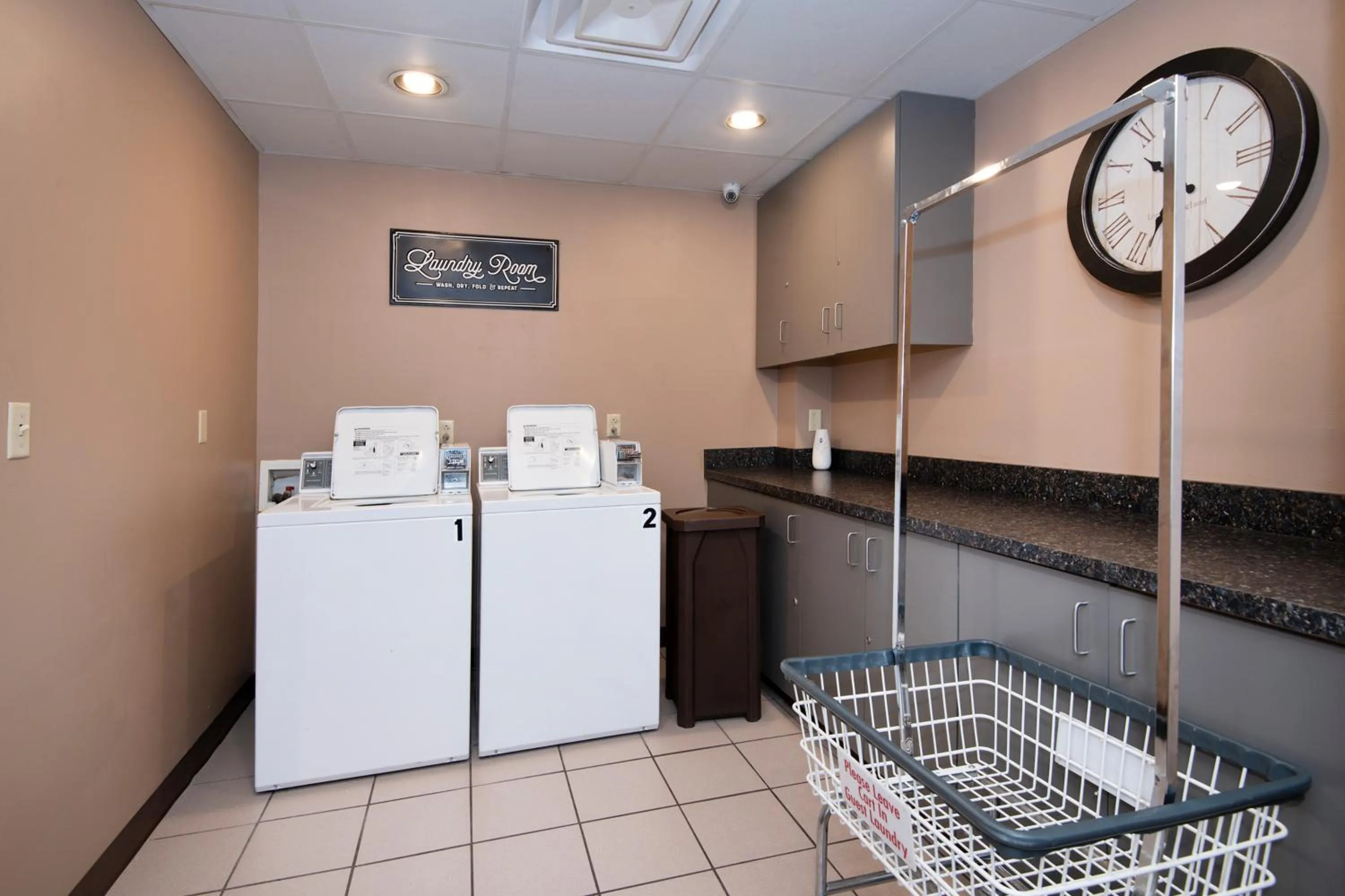 washing machine in Guest Inn & Suites - Midtown Medical Center