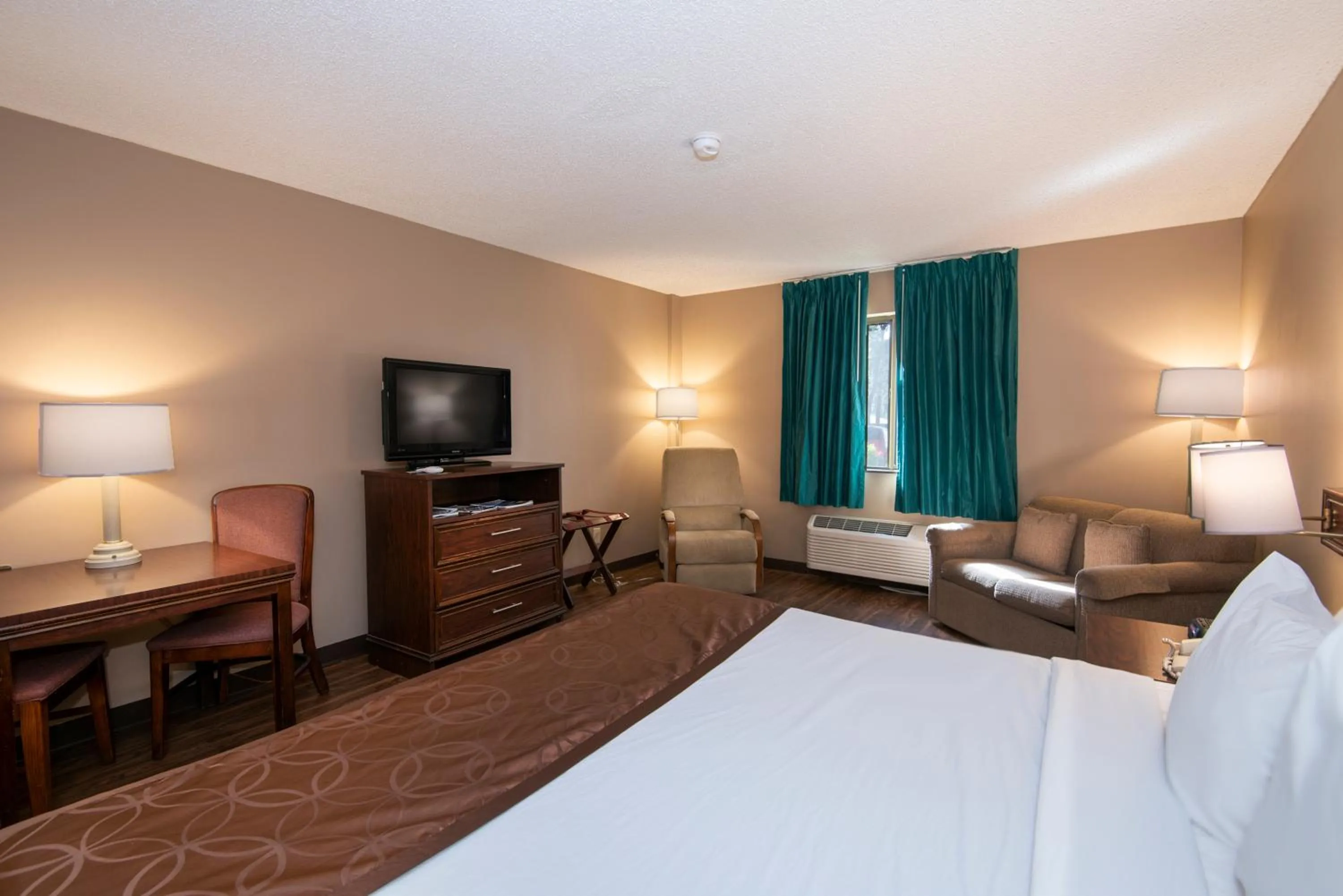Bed in Guest Inn & Suites - Midtown Medical Center