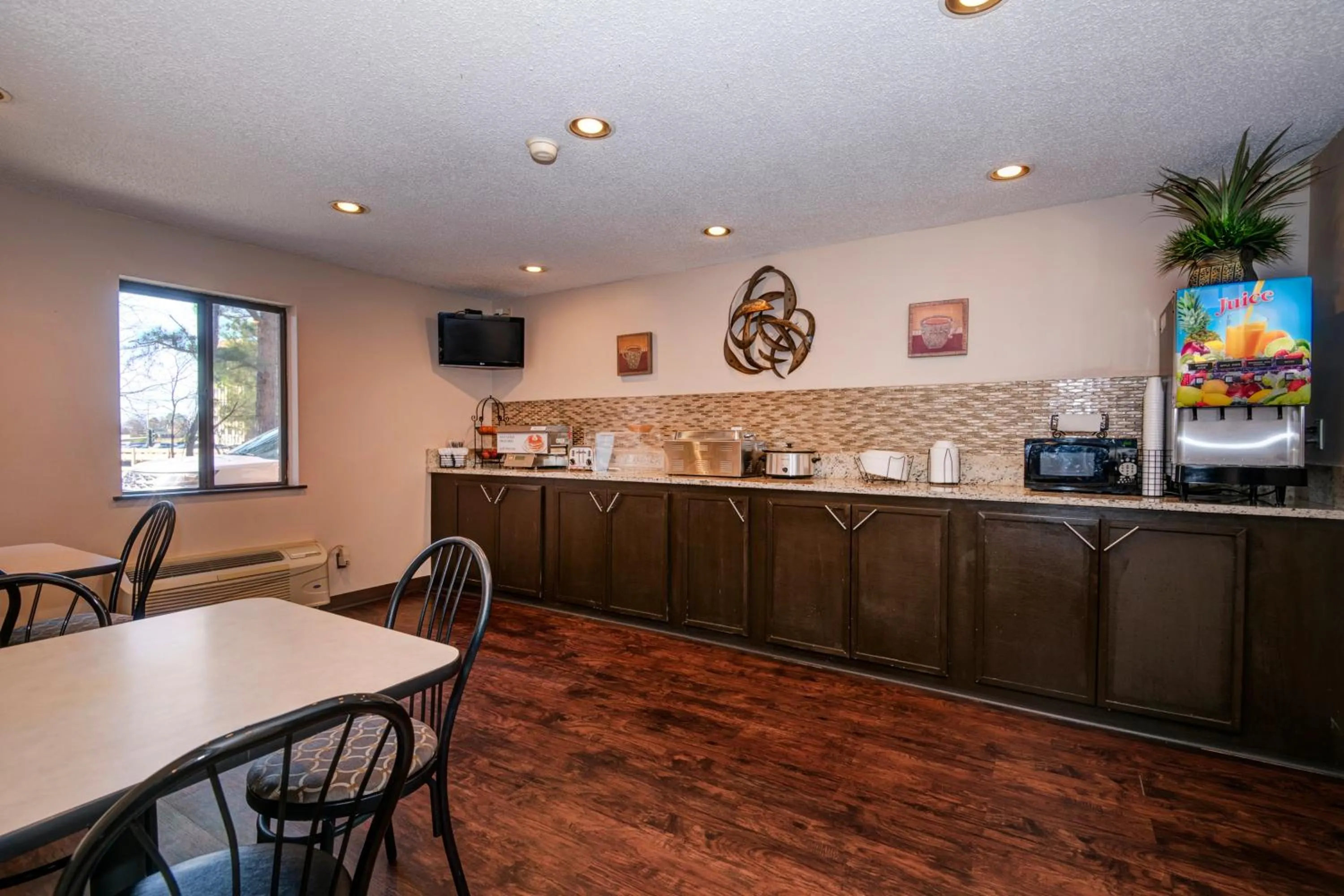 Coffee/tea facilities in Guest Inn & Suites - Midtown Medical Center