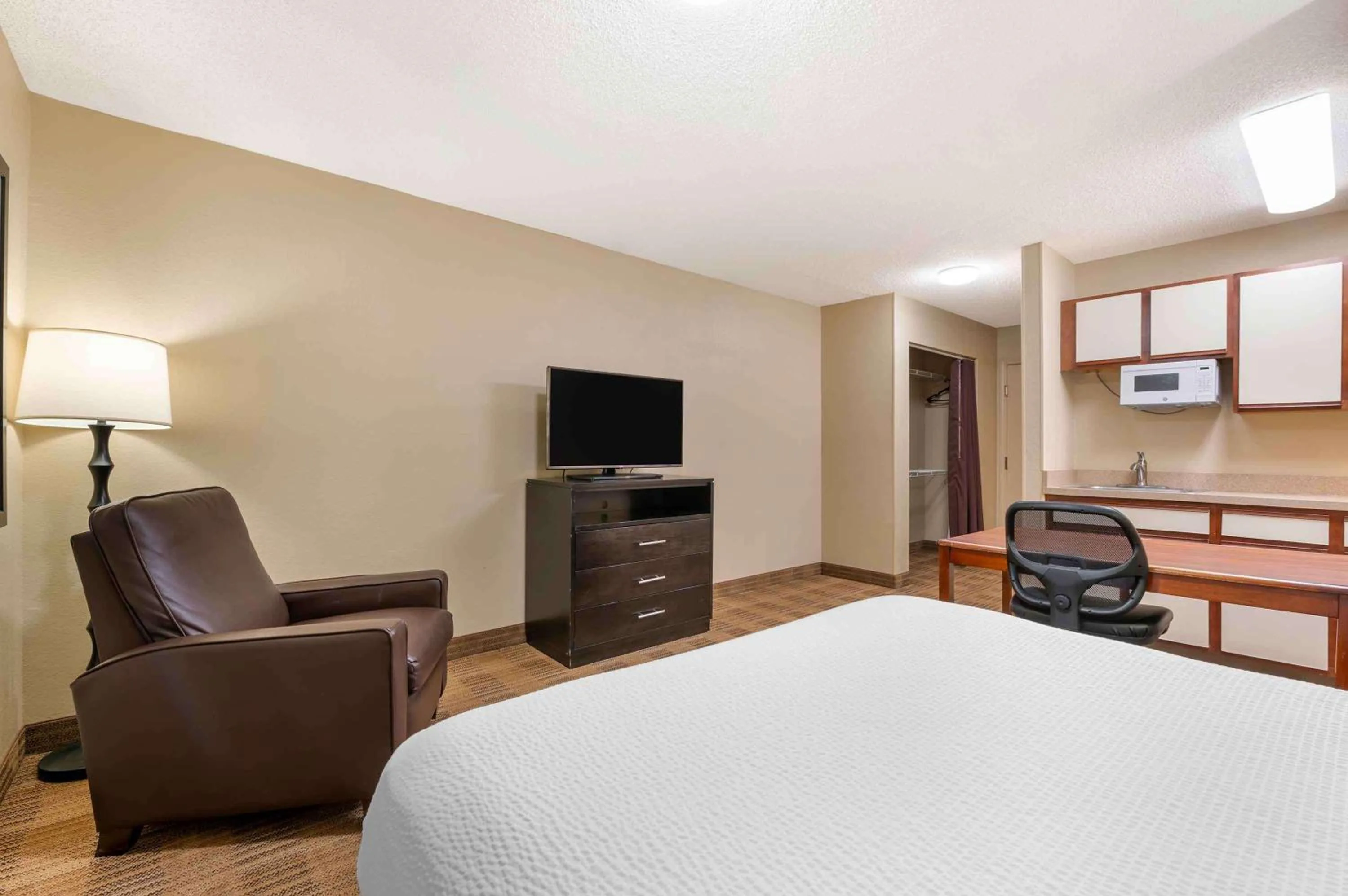 Bedroom, Bed in Extended Stay America Suites - Dayton - Fairborn