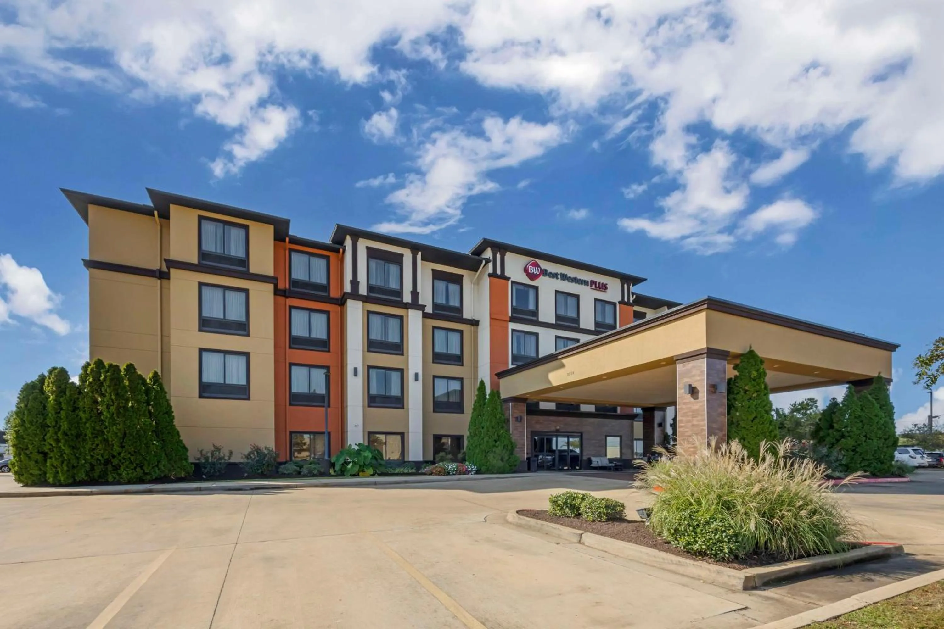 Property building in Best Western Plus Tupelo Inn & Suites