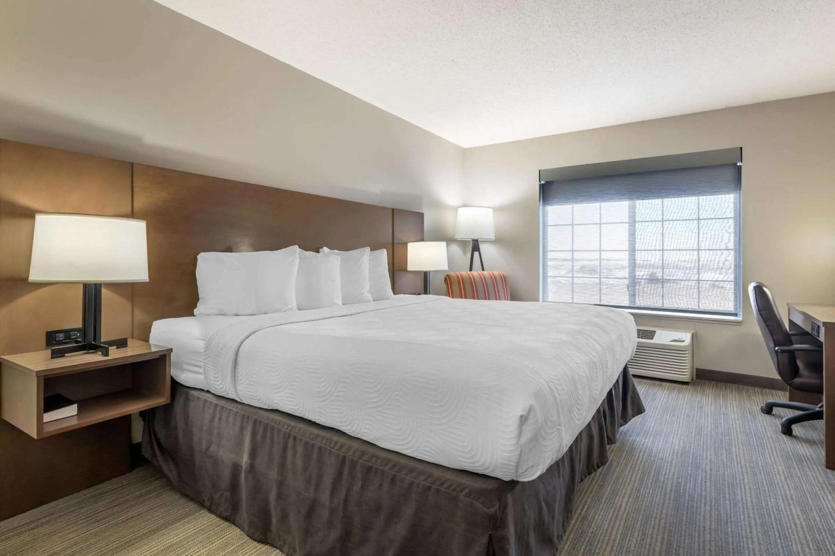 Bedroom, Bed in Country Inn & Suites by Radisson, Watertown, SD