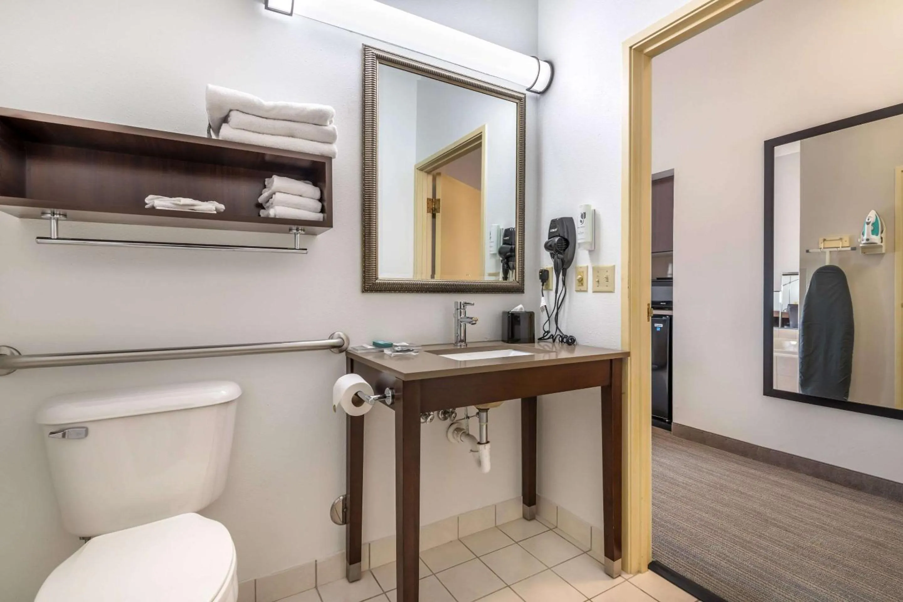 Bedroom in Country Inn & Suites by Radisson, Watertown, SD