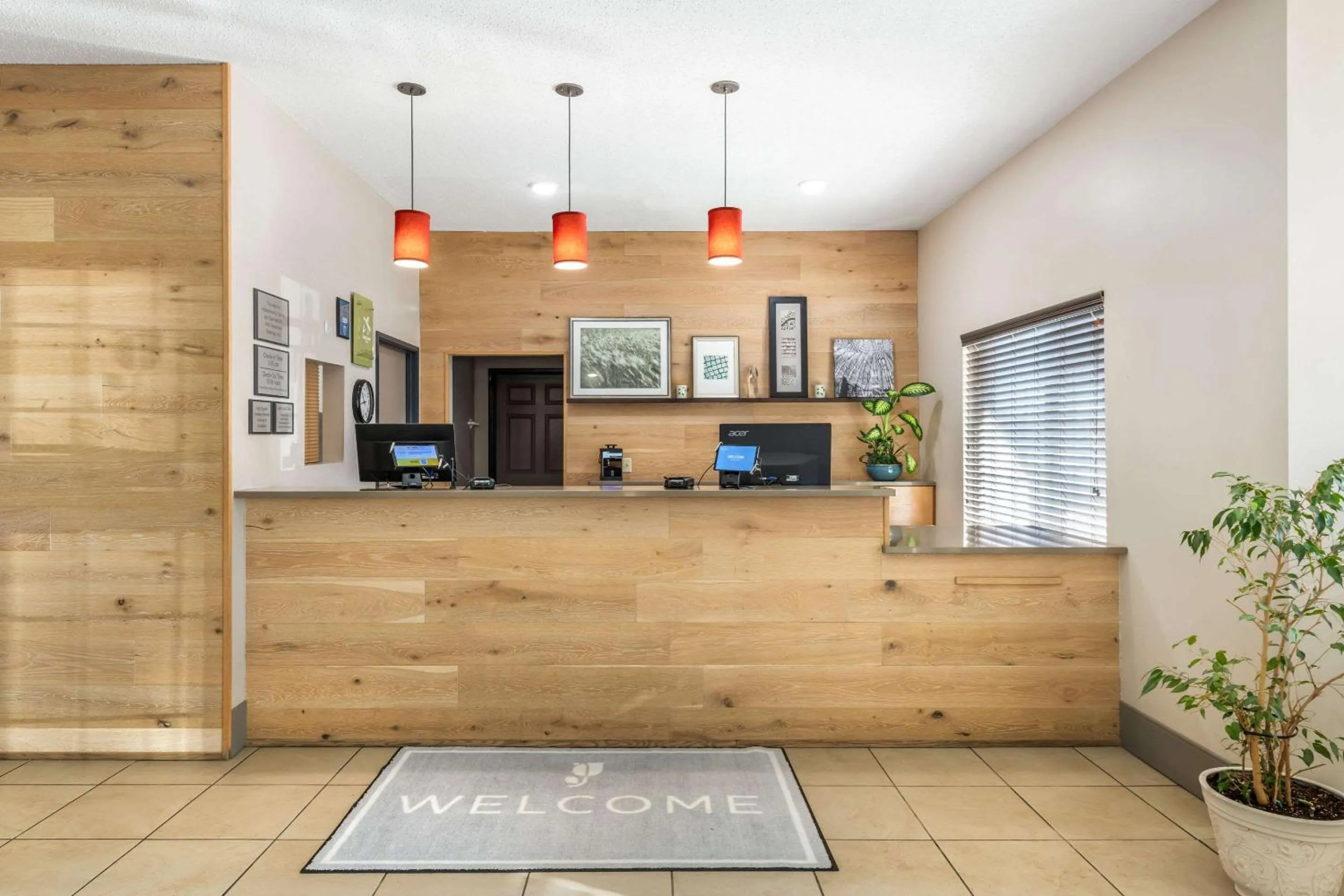 Lobby or reception in Country Inn & Suites by Radisson, Watertown, SD