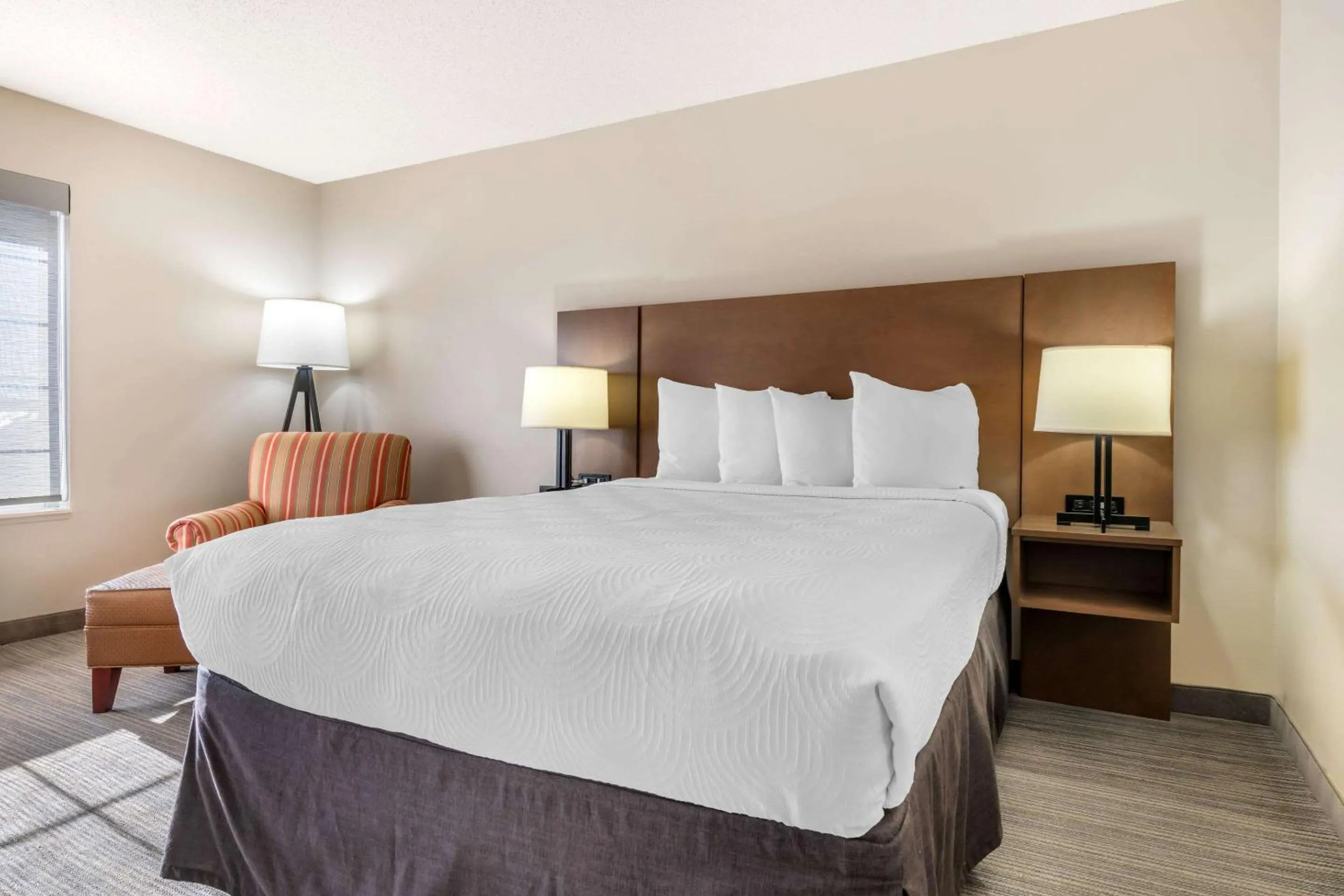 Bedroom, Bed in Country Inn & Suites by Radisson, Watertown, SD