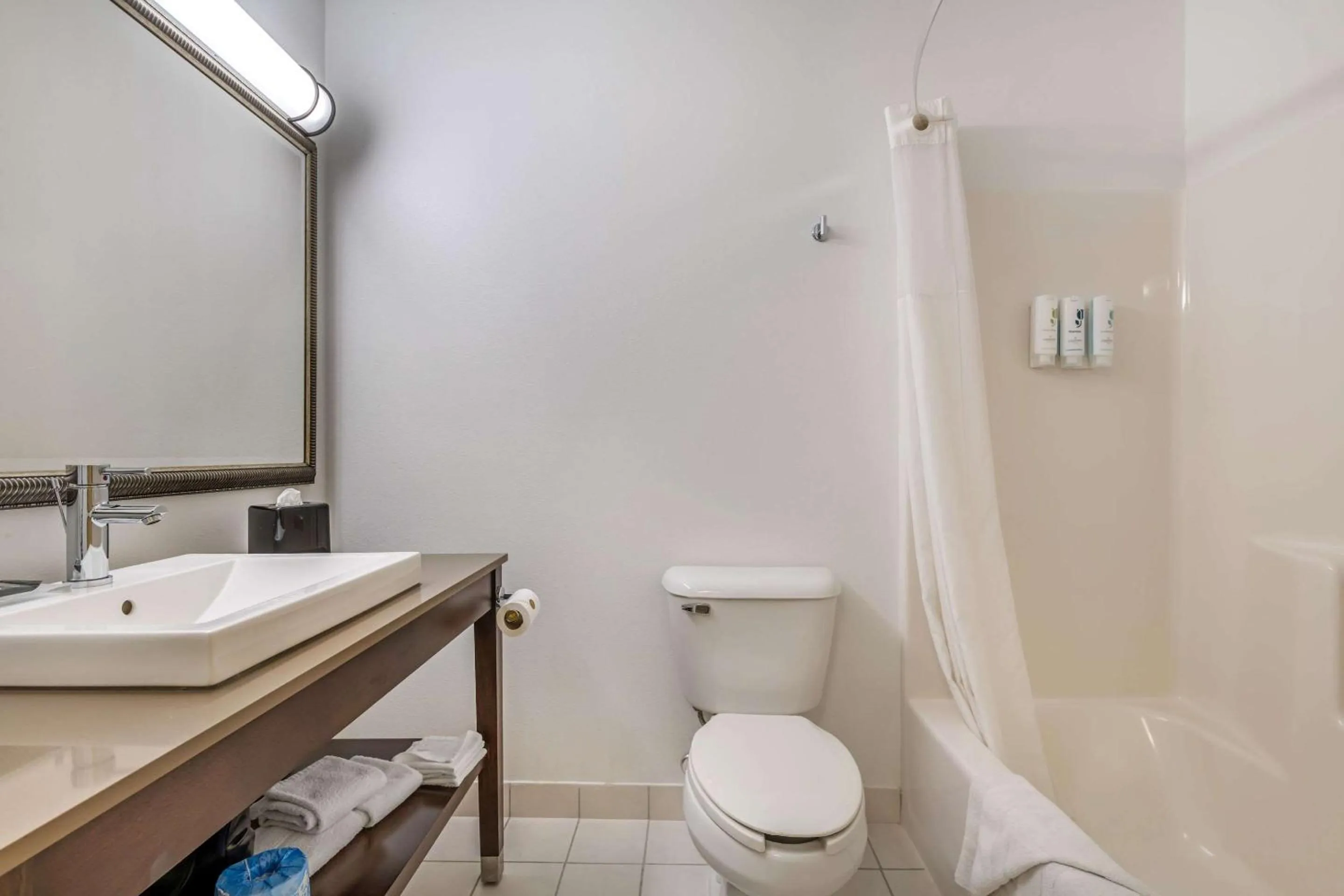 Bedroom in Country Inn & Suites by Radisson, Watertown, SD