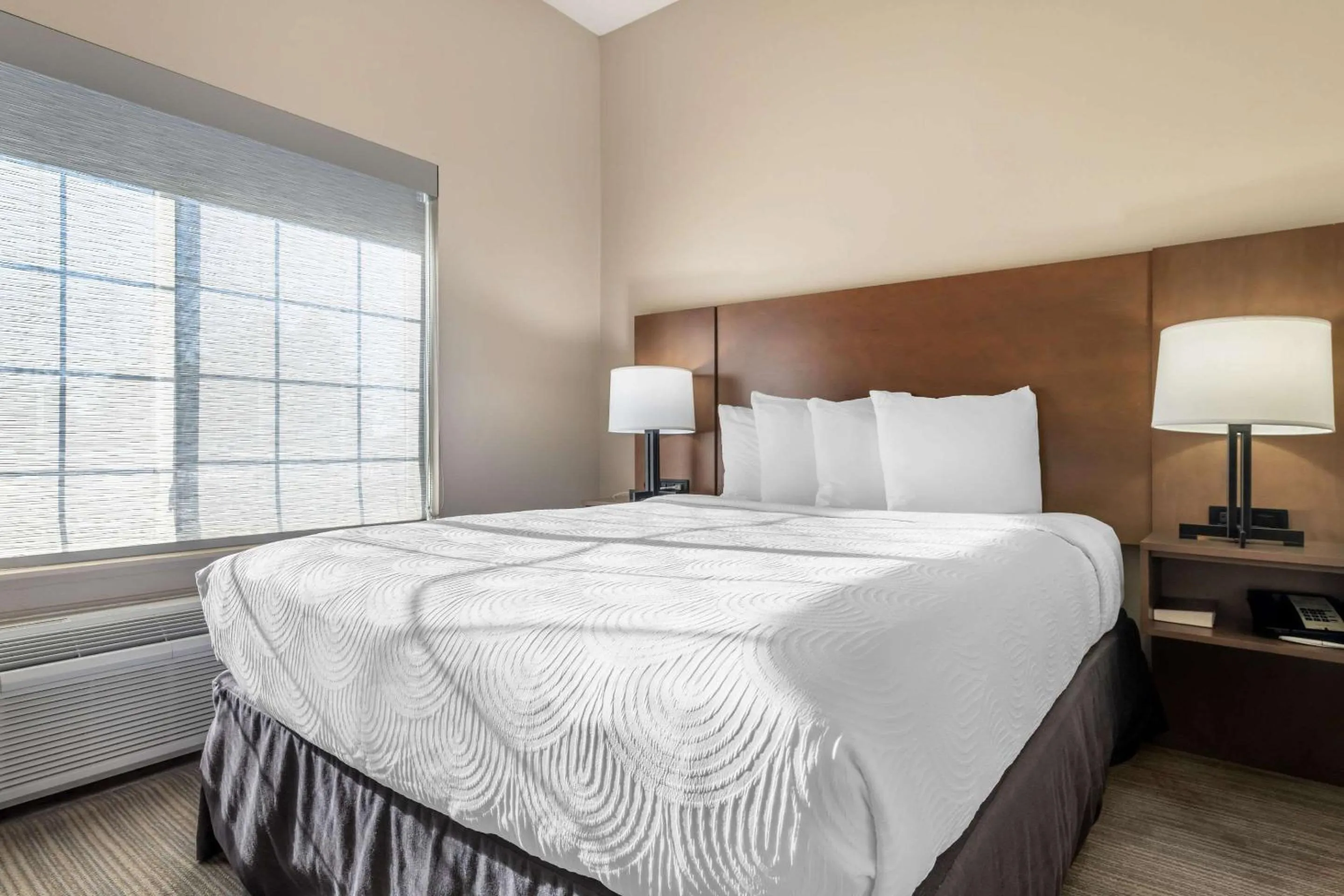 Bedroom, Bed in Country Inn & Suites by Radisson, Watertown, SD