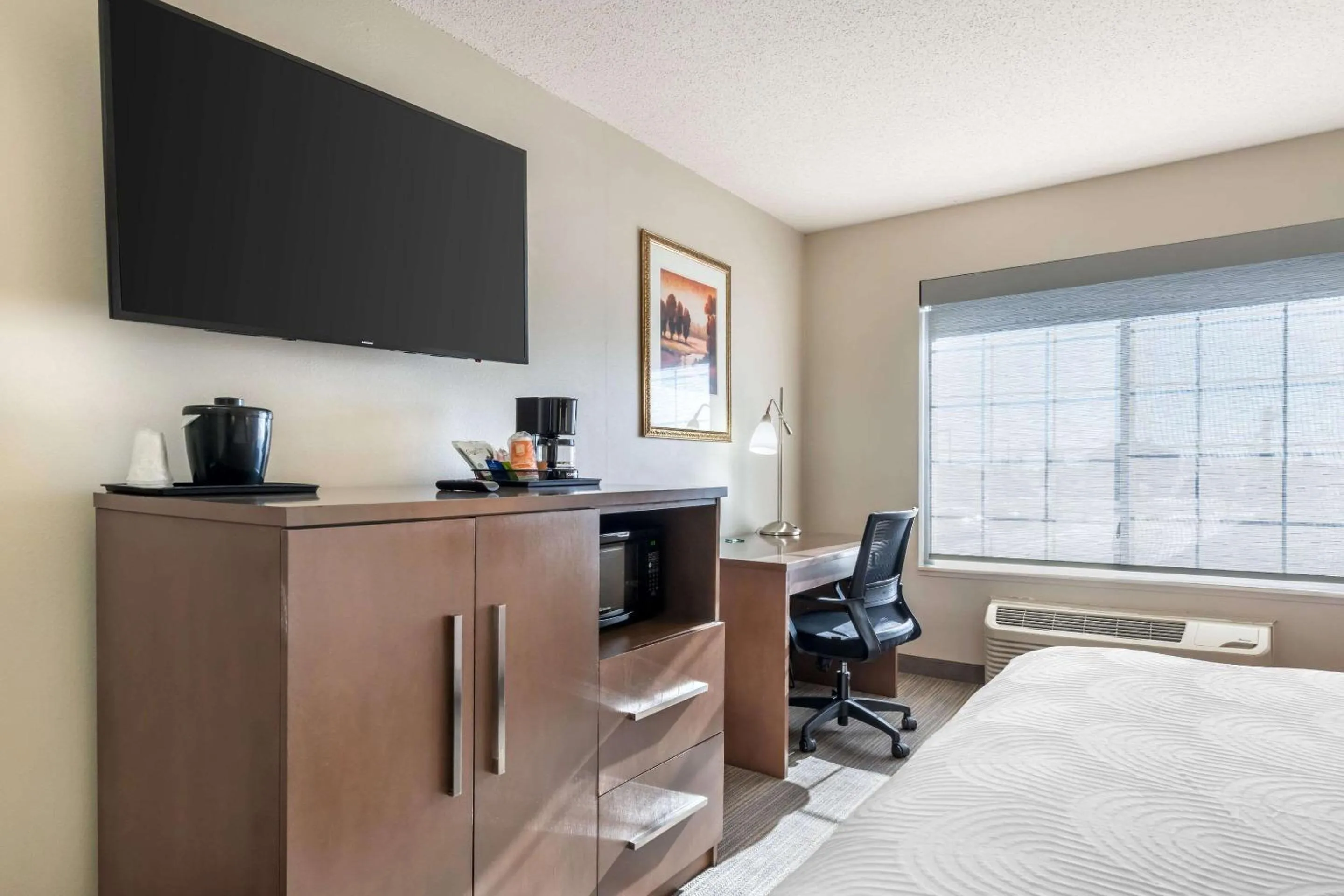 Bedroom, Bed in Country Inn & Suites by Radisson, Watertown, SD