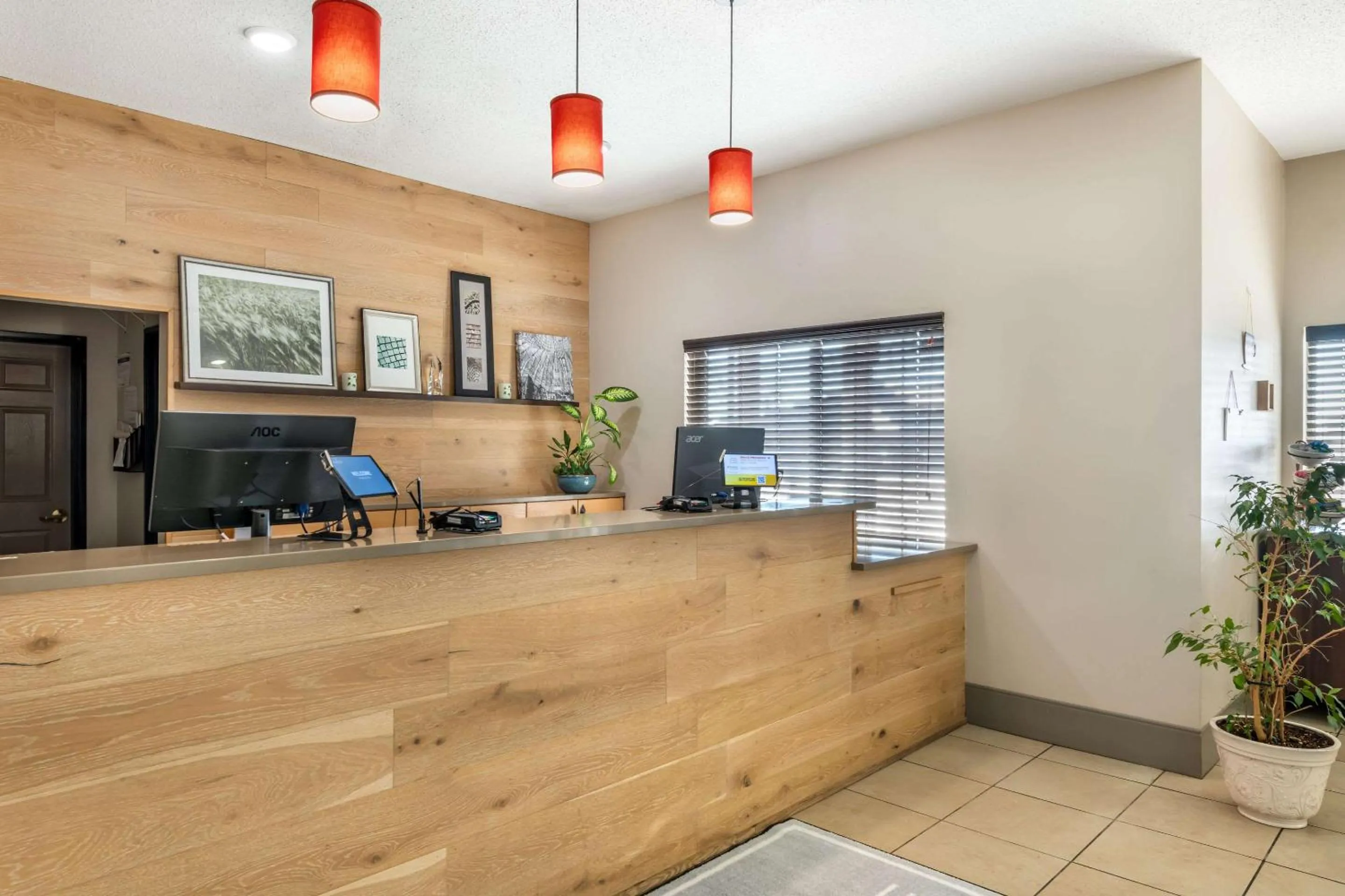 Lobby or reception in Country Inn & Suites by Radisson, Watertown, SD