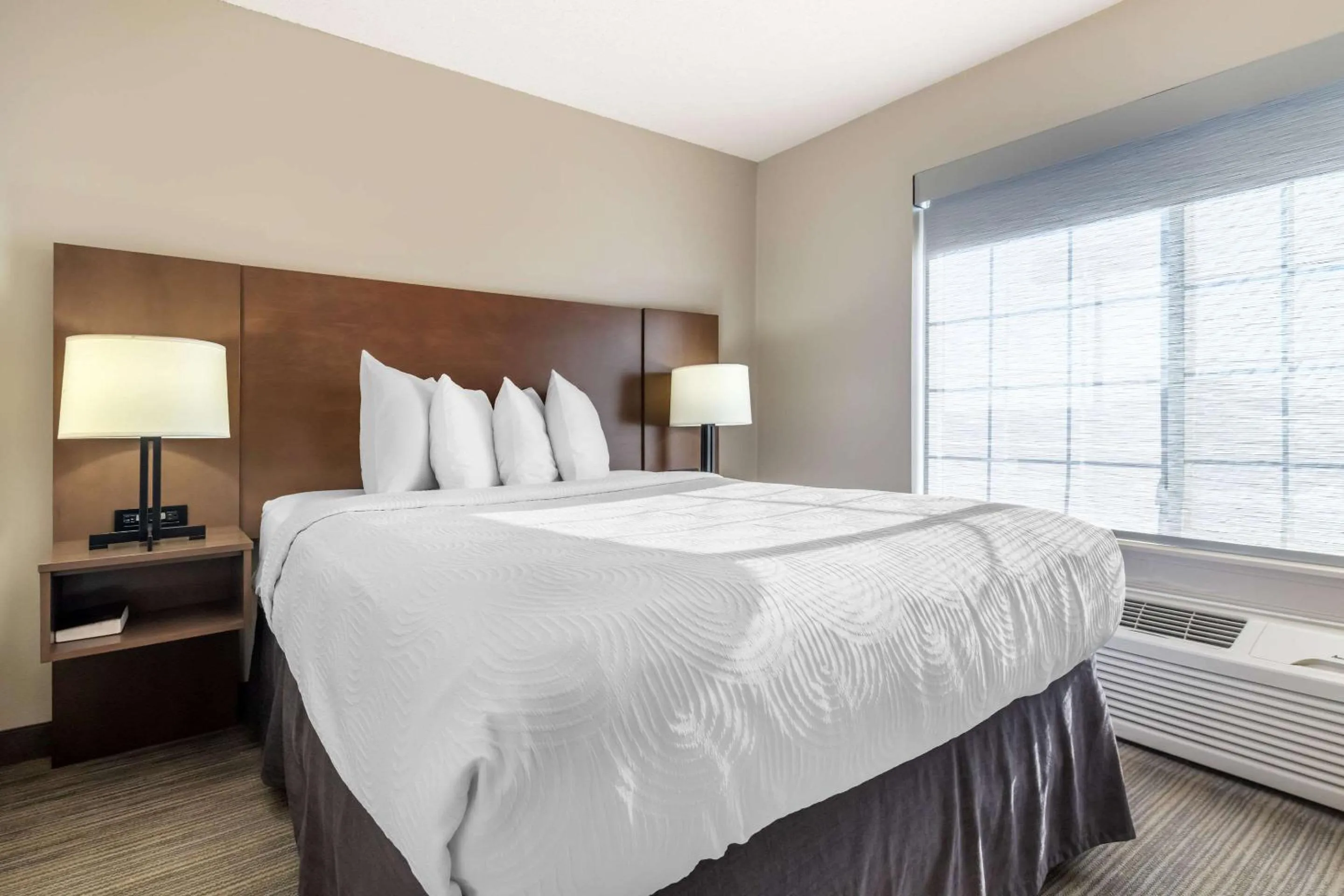 Bedroom, Bed in Country Inn & Suites by Radisson, Watertown, SD