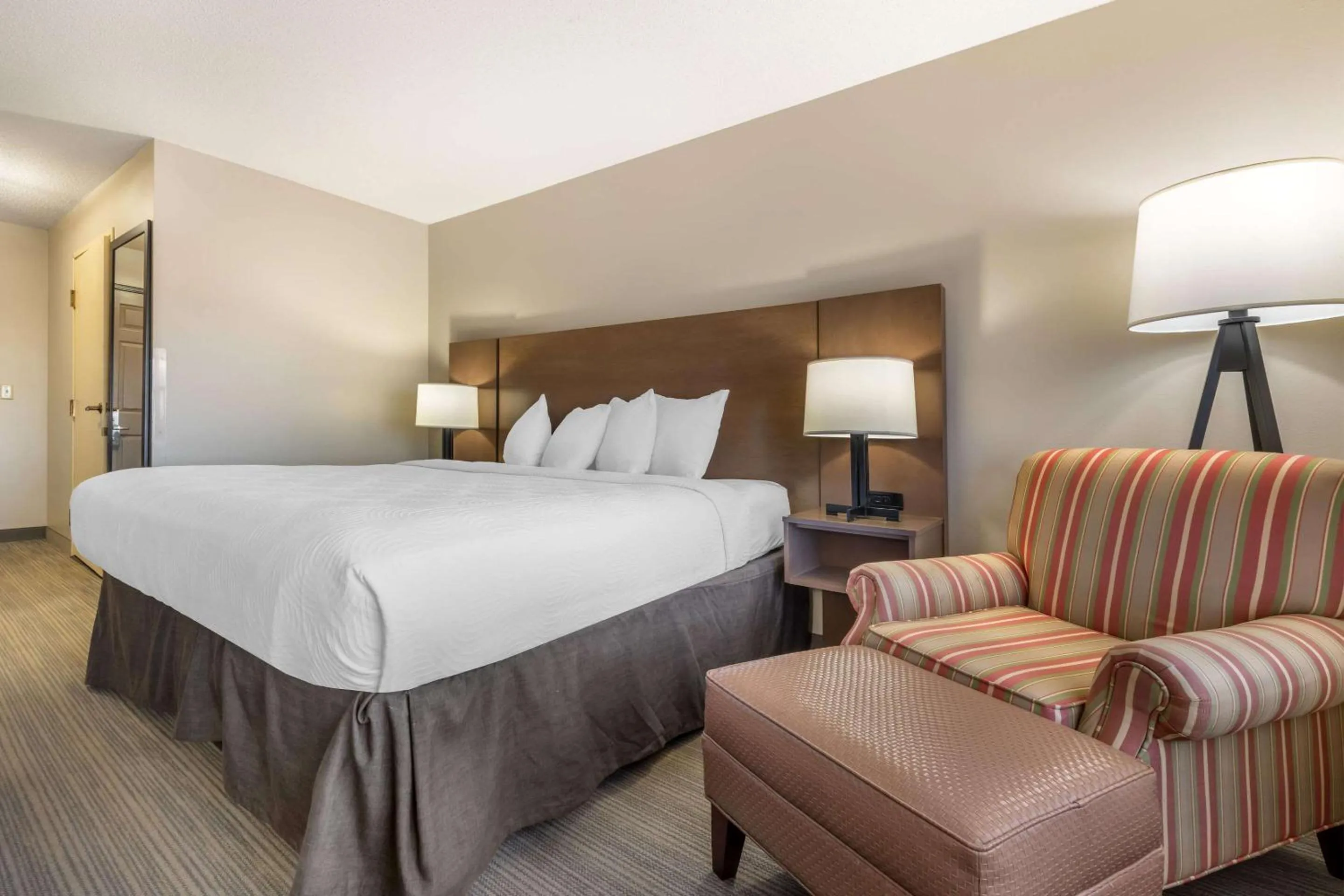 Bedroom, Bed in Country Inn & Suites by Radisson, Watertown, SD