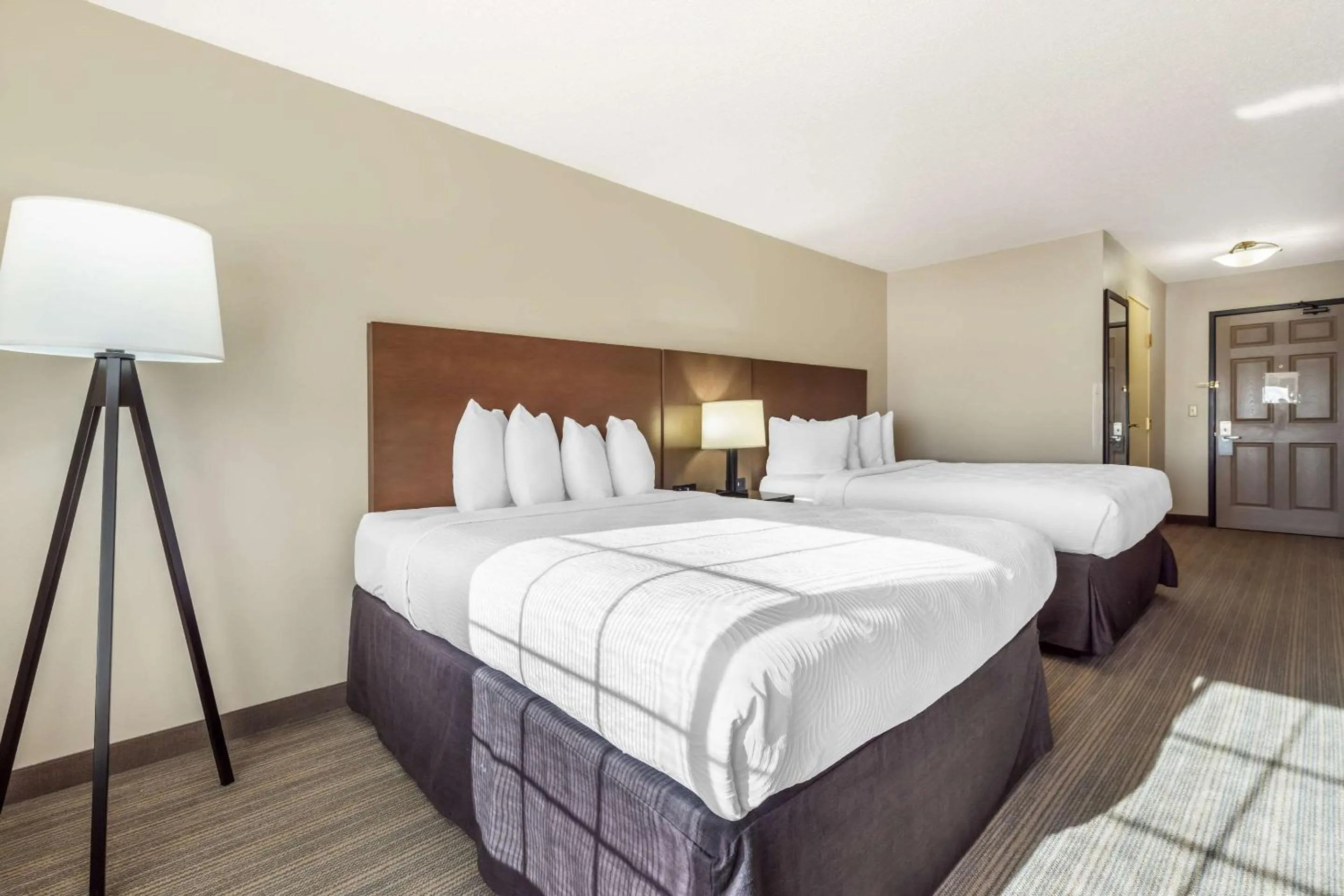 Bedroom, Bed in Country Inn & Suites by Radisson, Watertown, SD