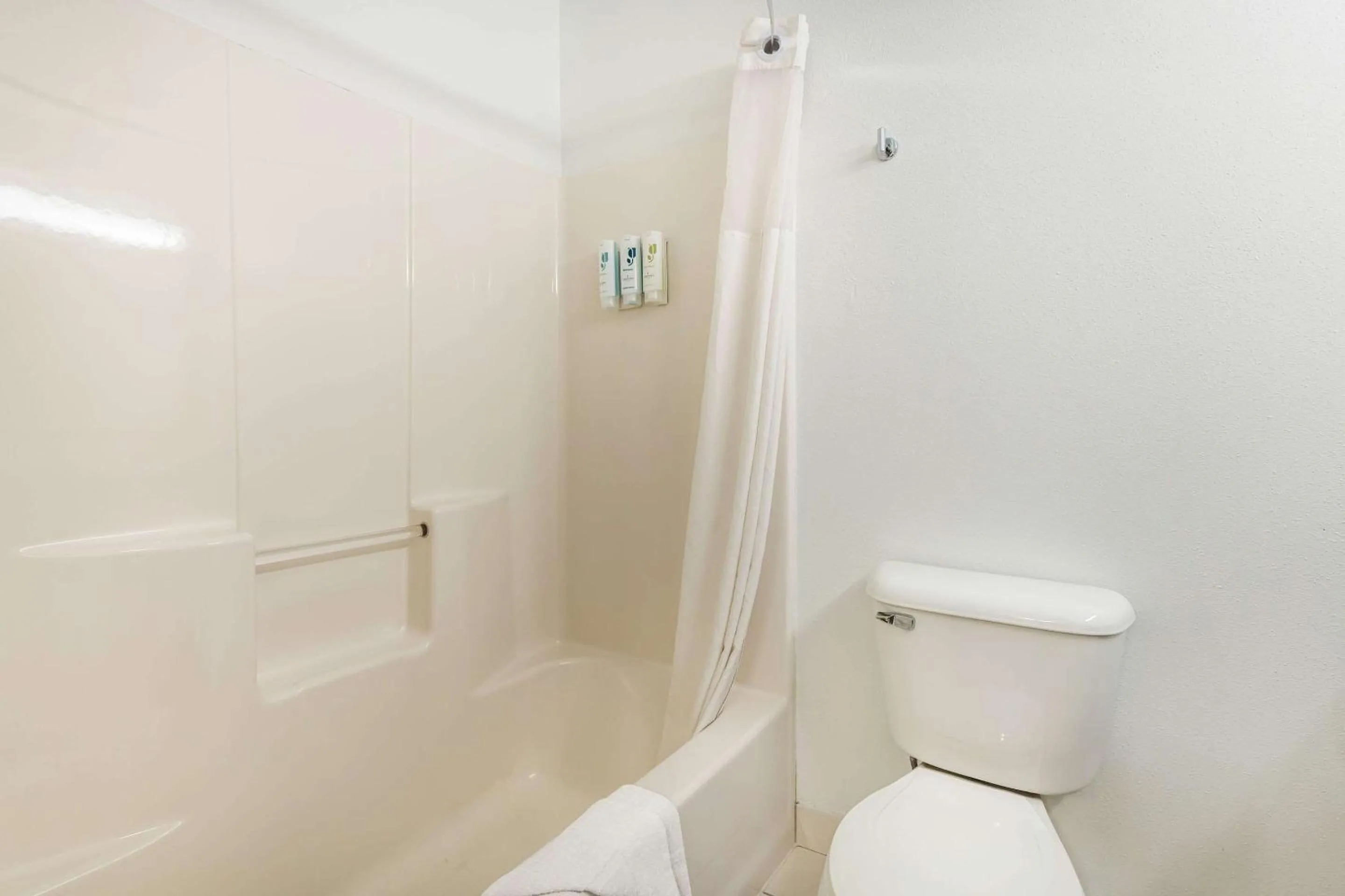 Bedroom in Country Inn & Suites by Radisson, Watertown, SD