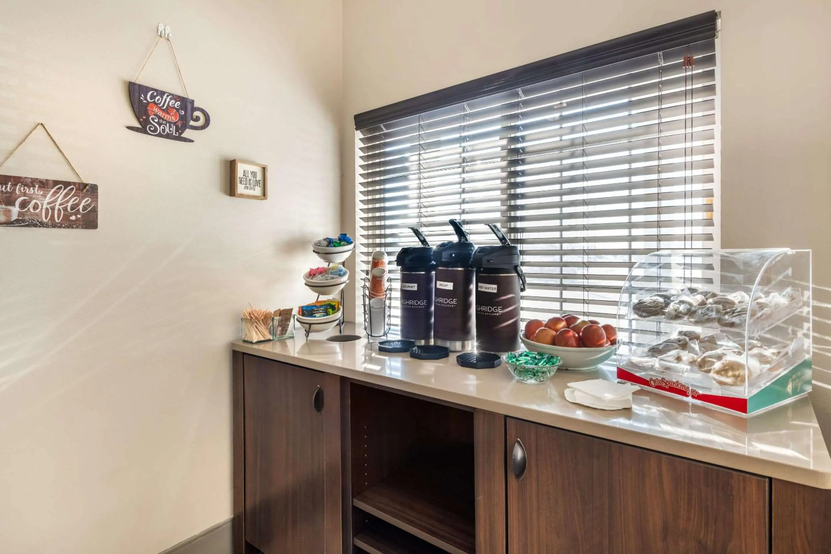 Lobby or reception in Country Inn & Suites by Radisson, Watertown, SD