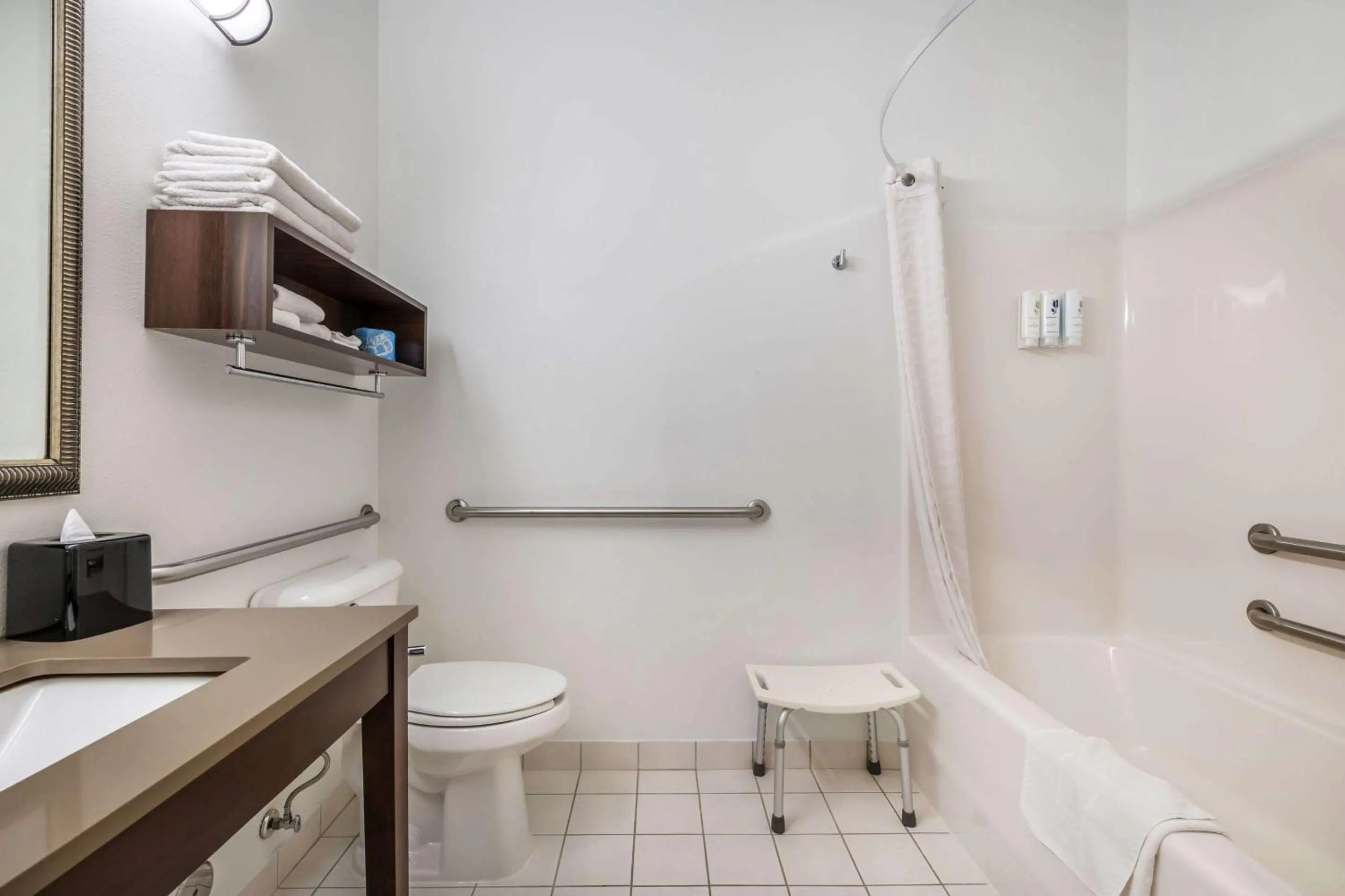 Bedroom in Country Inn & Suites by Radisson, Watertown, SD