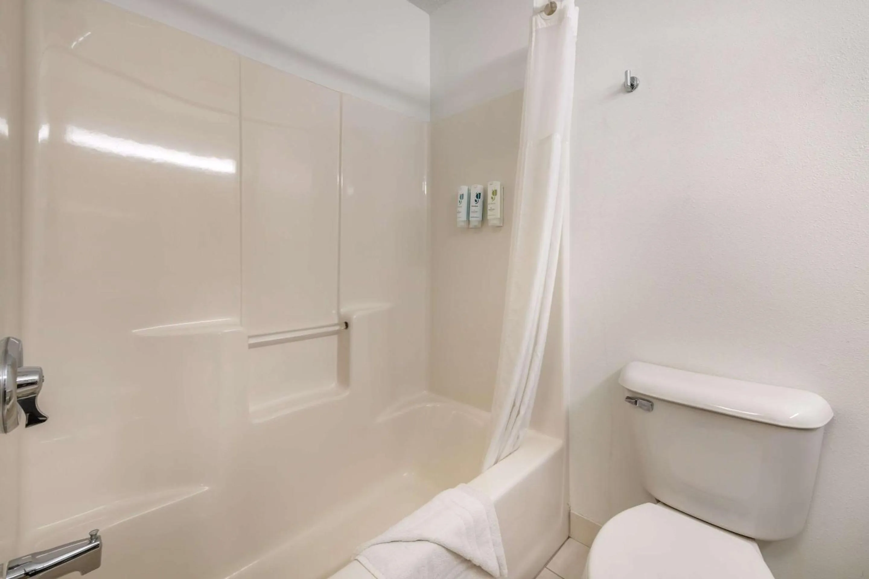 Bedroom in Country Inn & Suites by Radisson, Watertown, SD