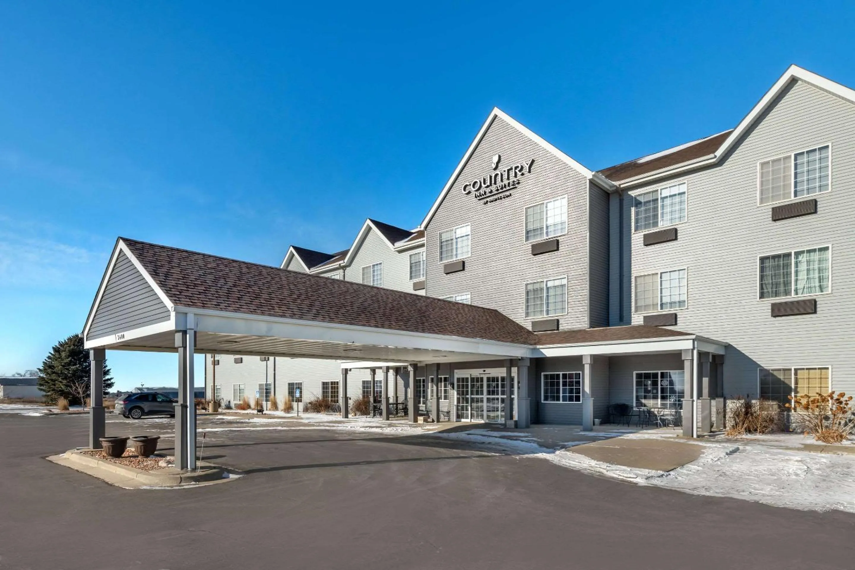 Property building in Country Inn & Suites by Radisson, Watertown, SD