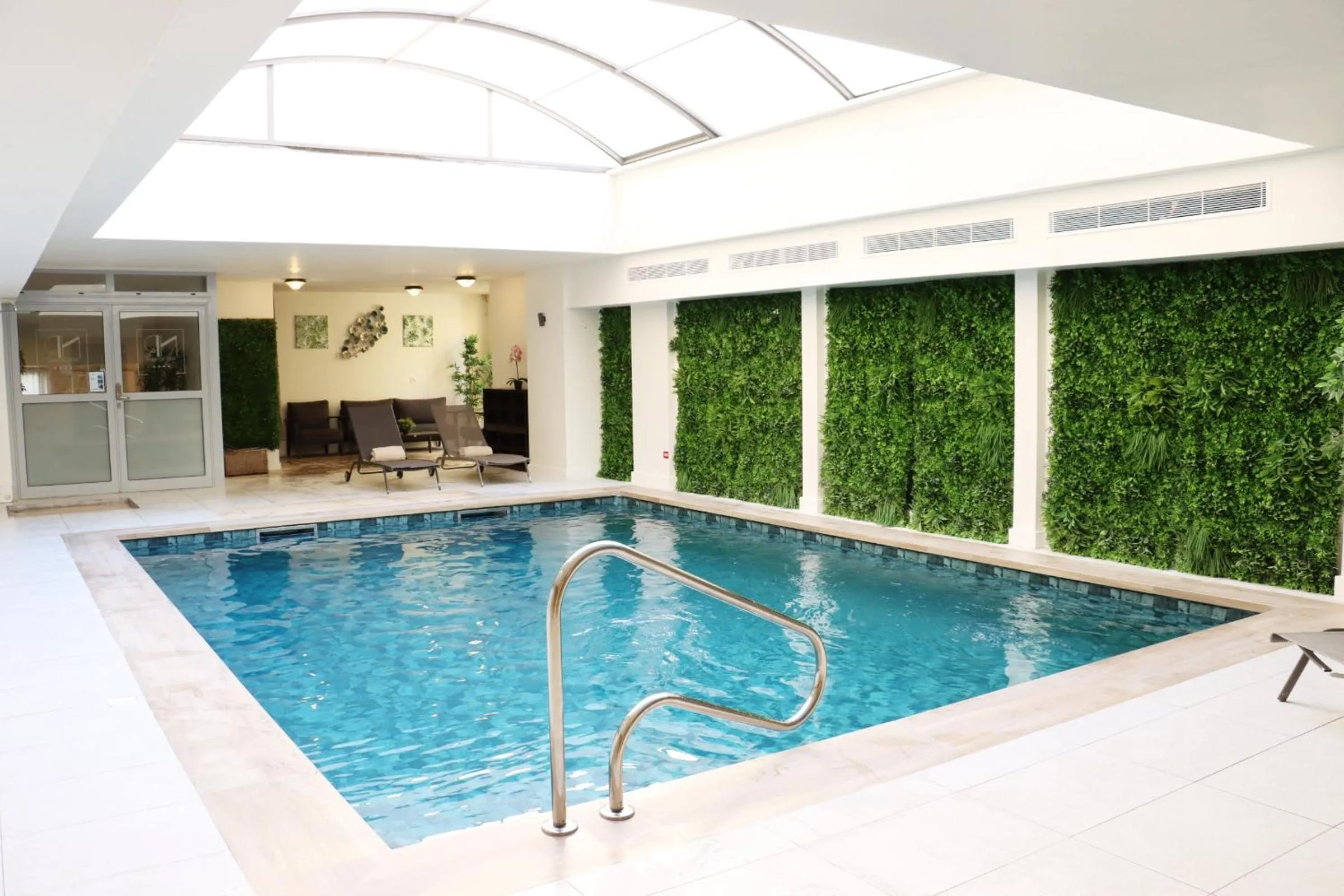 Swimming pool in Hotel Nice Riviera