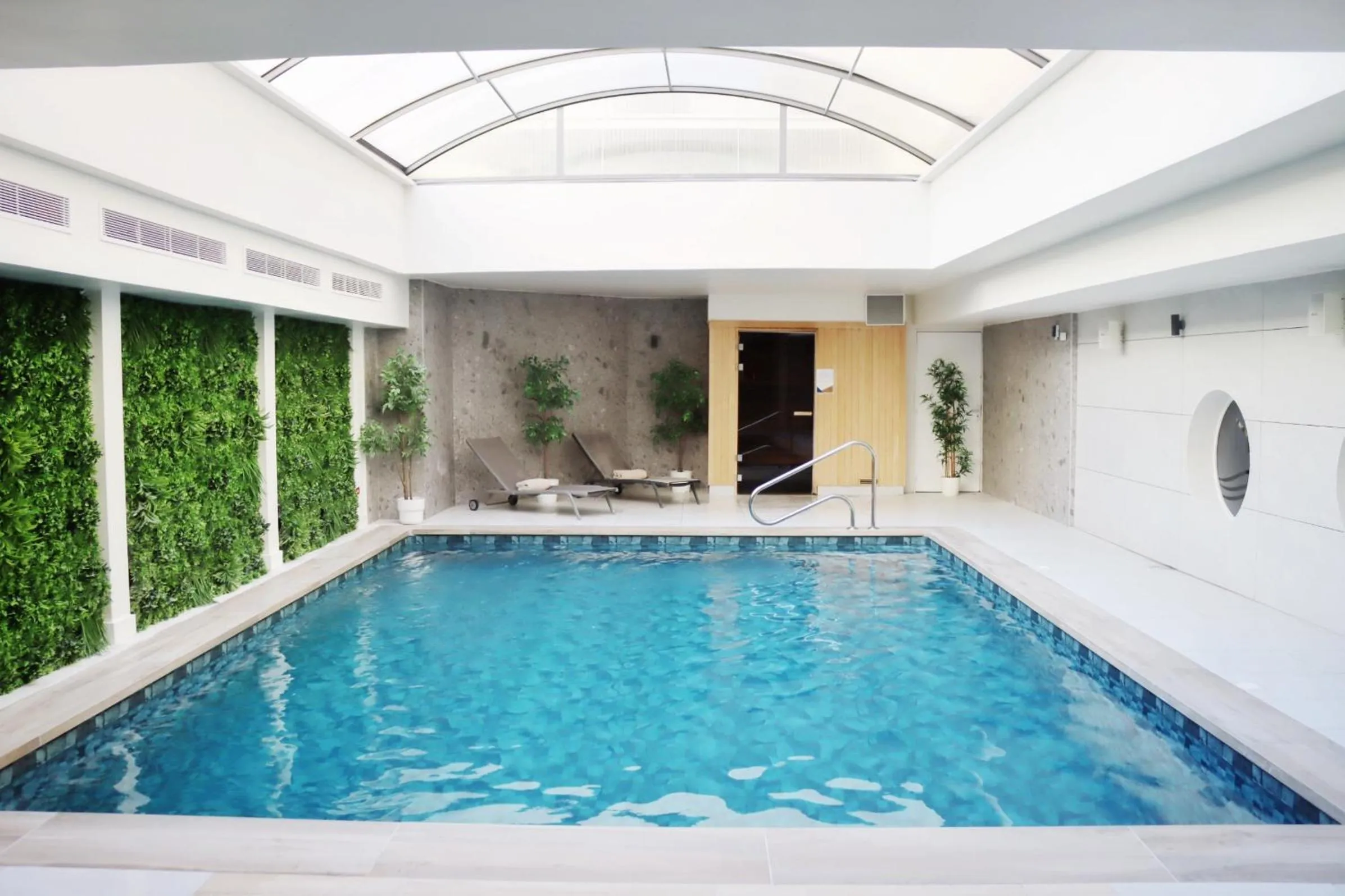 Swimming pool in Hotel Nice Riviera