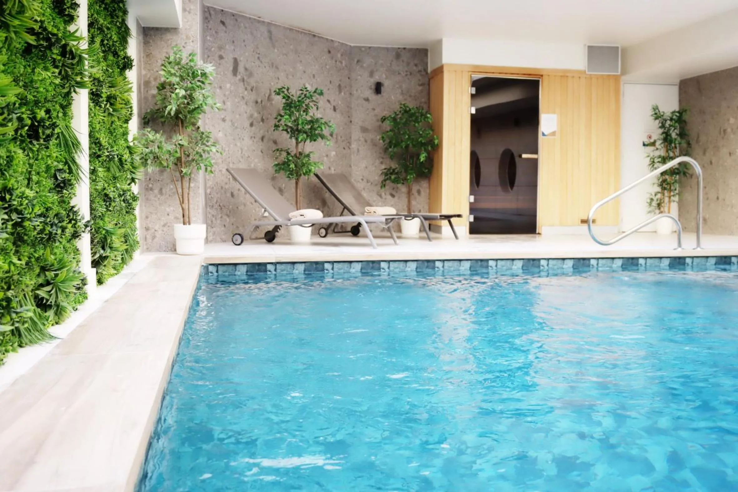 Swimming pool in Hotel Nice Riviera