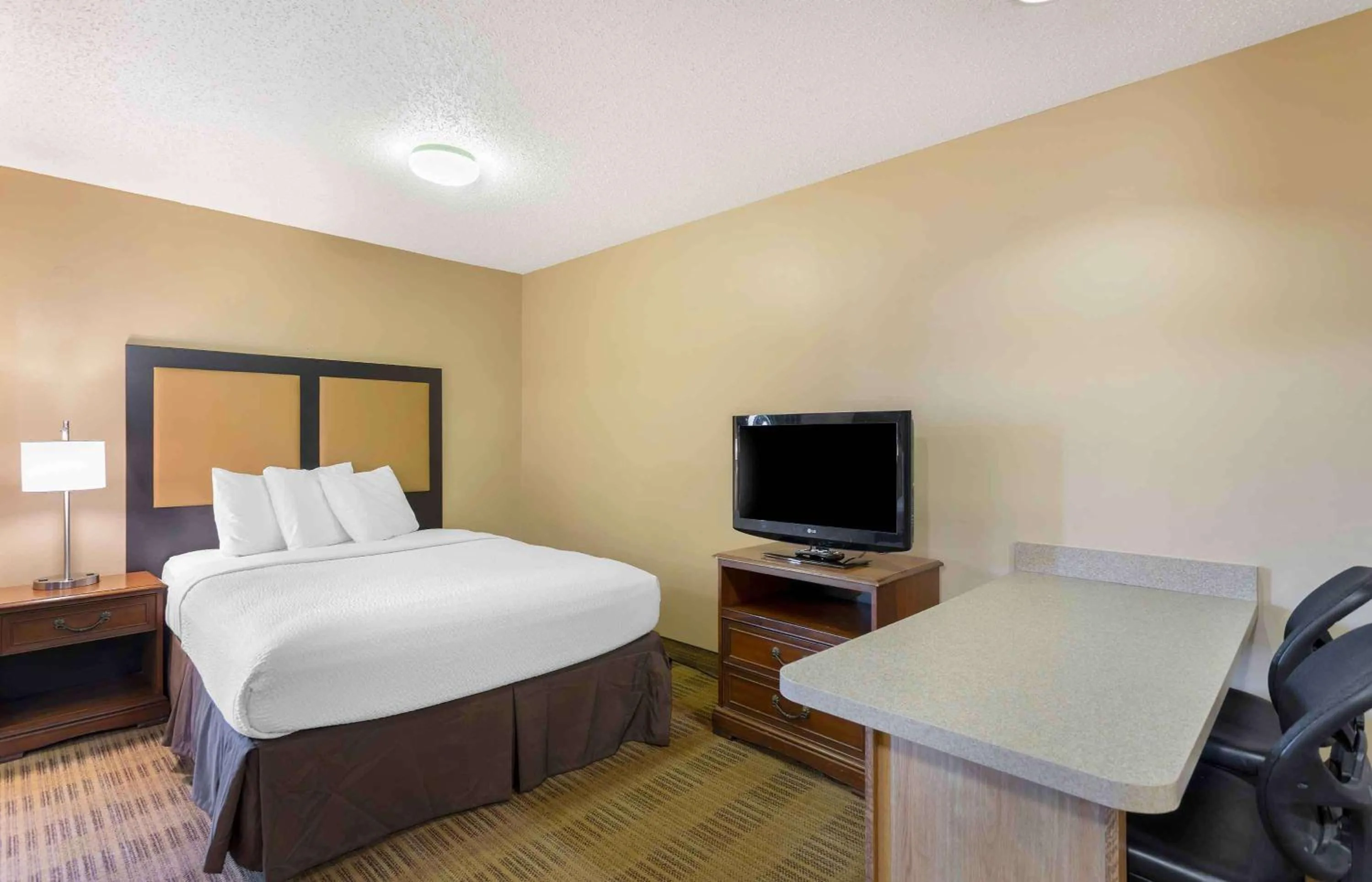 Bedroom, Bed in Extended Stay America Suites - Lexington - Tates Creek