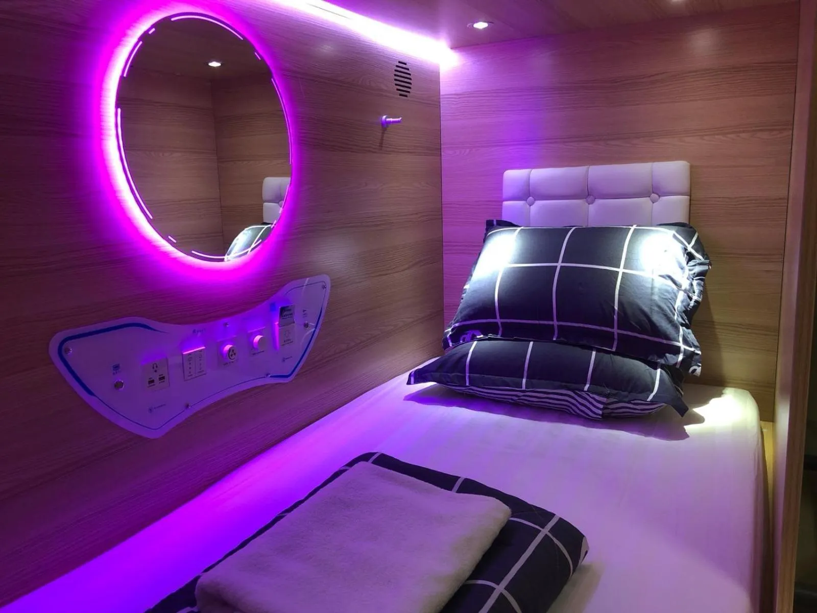 bunk bed, Bed in CapsulePod@Aljunied