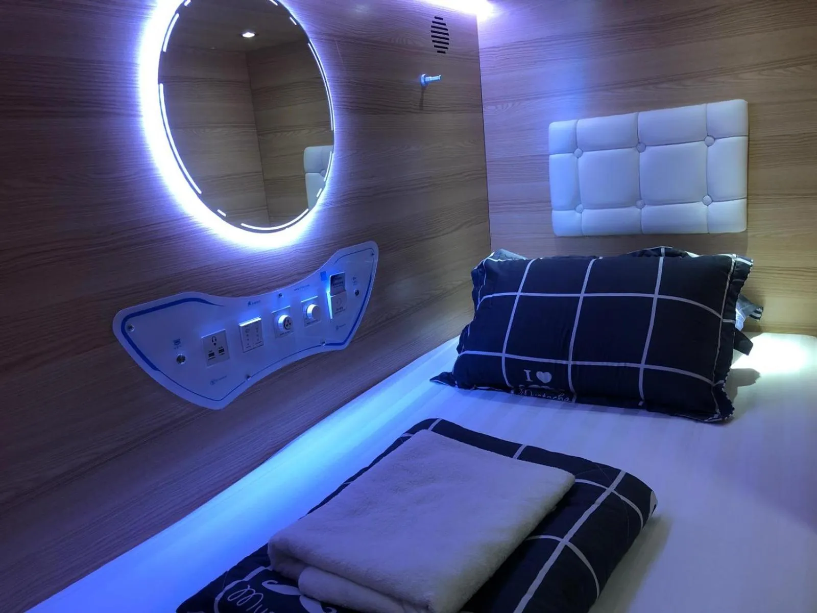 bunk bed, Bed in CapsulePod@Aljunied