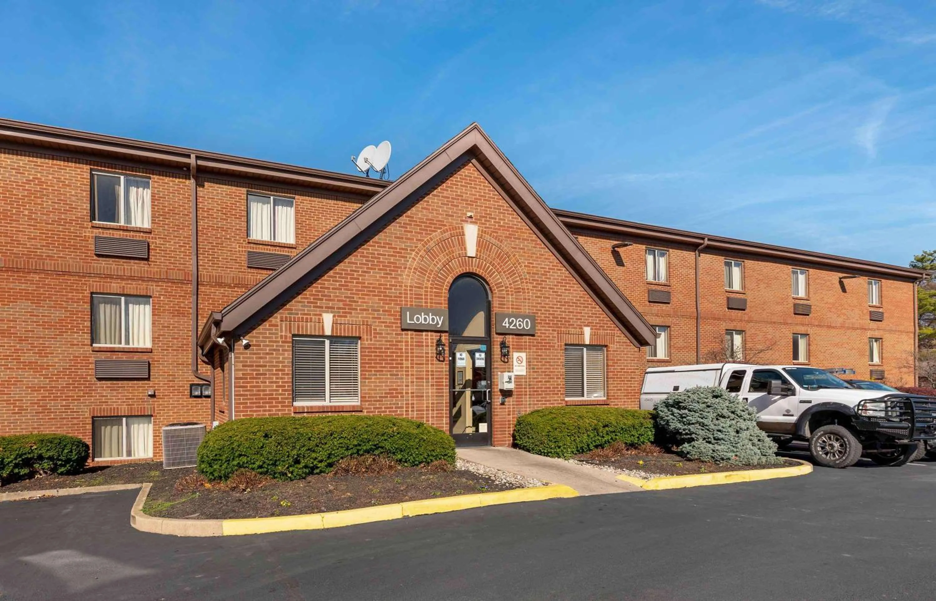 Property building in Extended Stay America Suites - Cincinnati - Blue Ash - Reagan Hwy