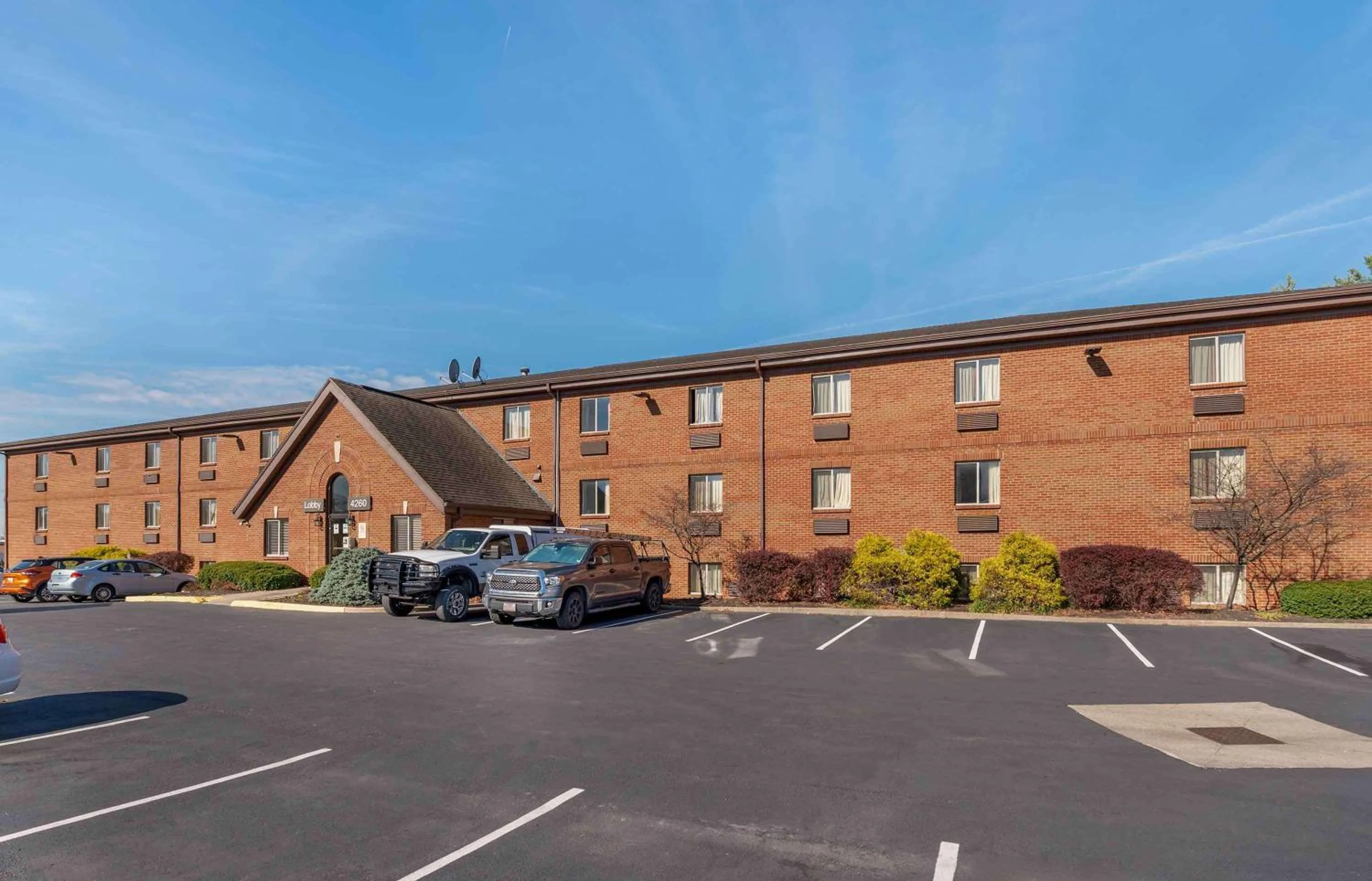 Property building in Extended Stay America Suites - Cincinnati - Blue Ash - Reagan Hwy