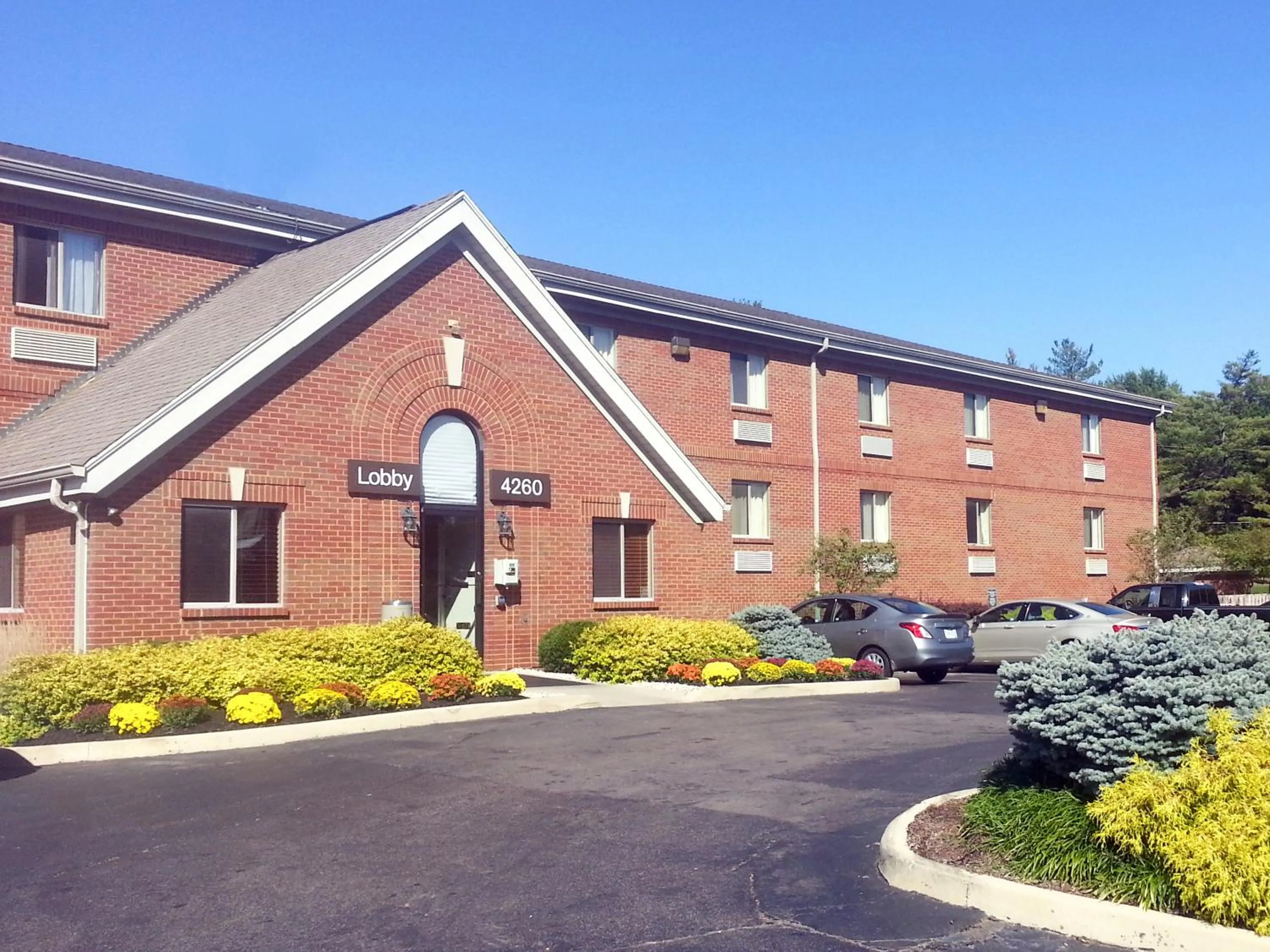 Property building in Extended Stay America Suites - Cincinnati - Blue Ash - Reagan Hwy