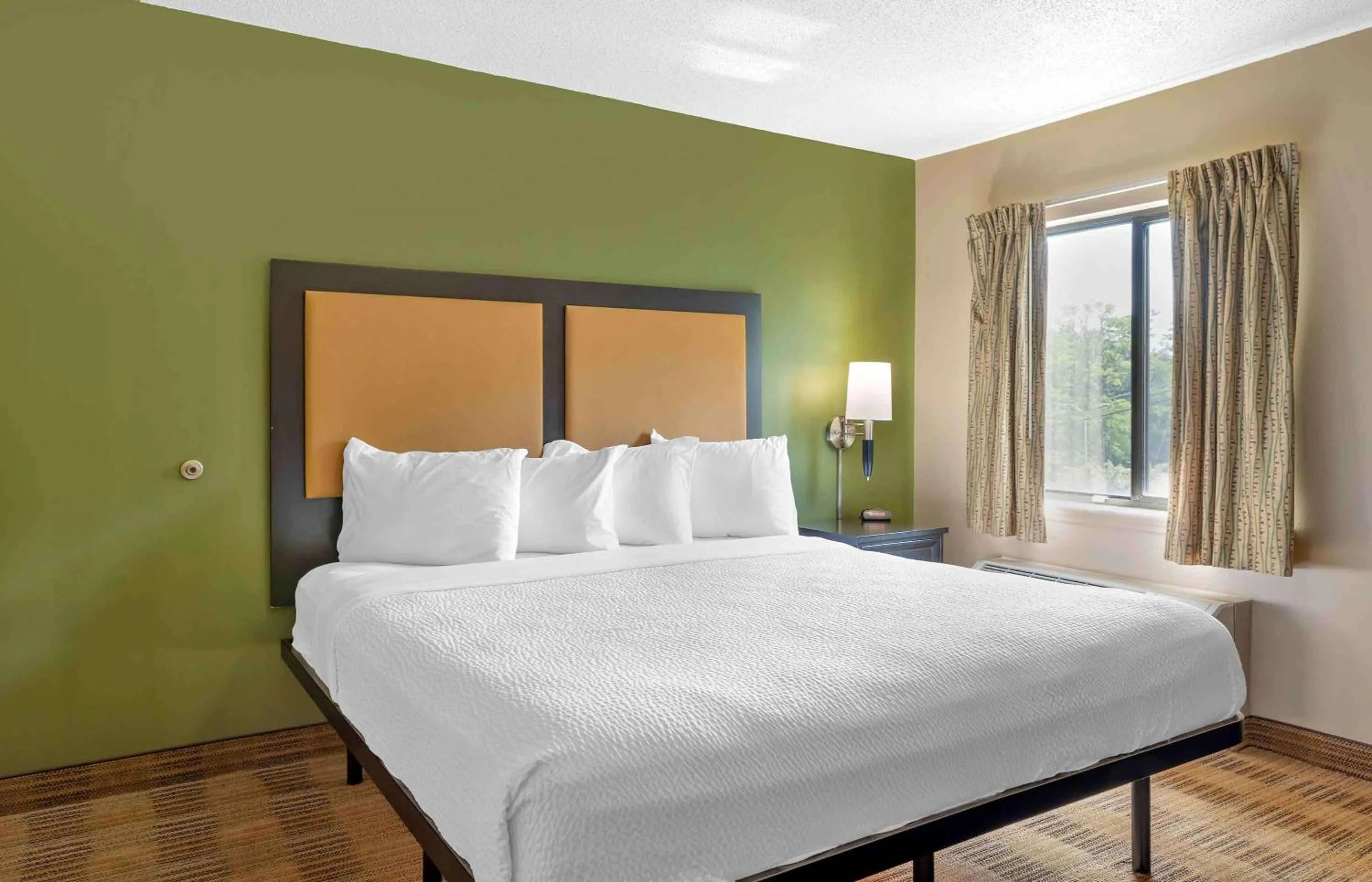 Bedroom, Bed in Extended Stay America Suites - Cincinnati - Blue Ash - Reagan Hwy