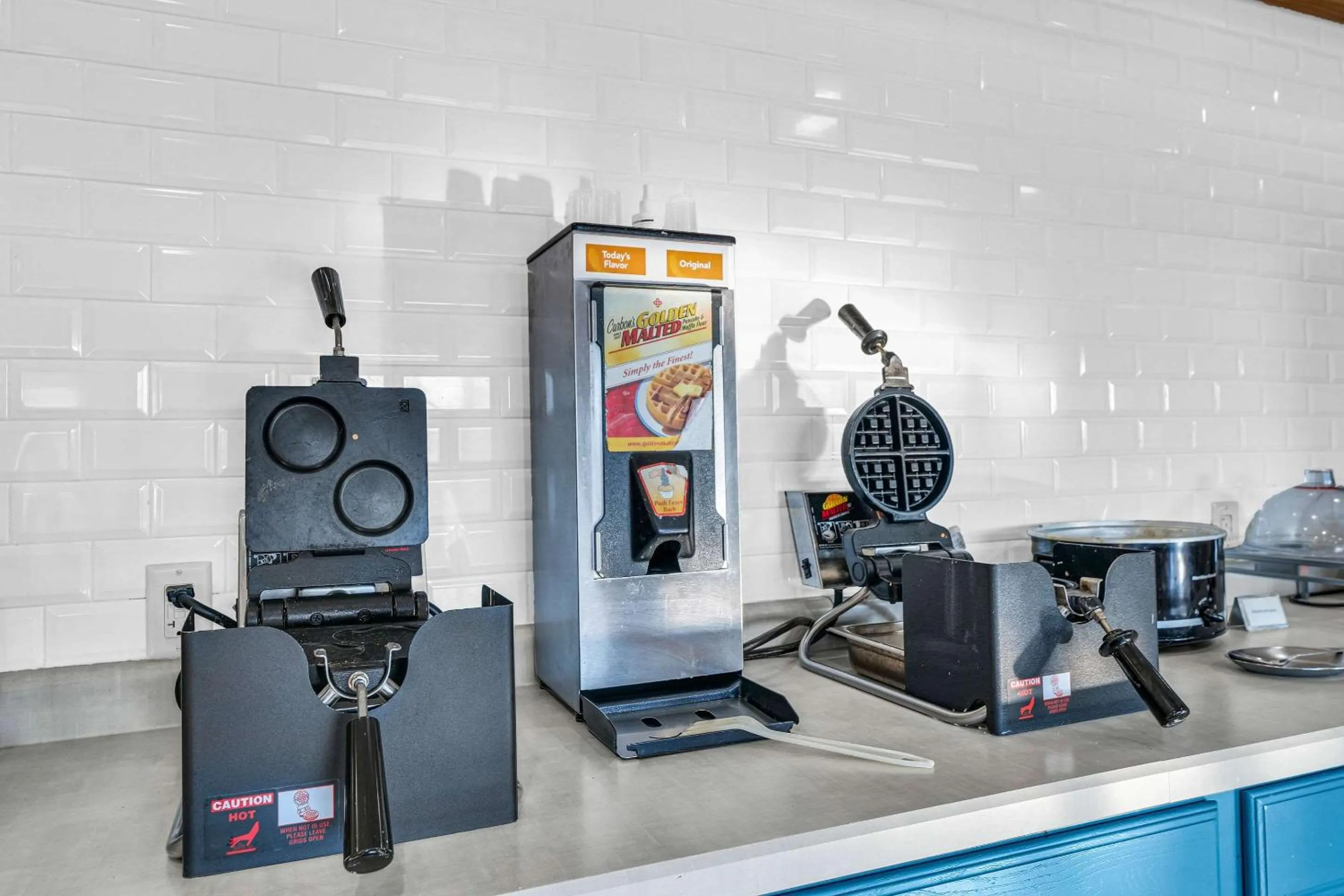 Breakfast in Country Inn & Suites by Radisson, Decatur, IL