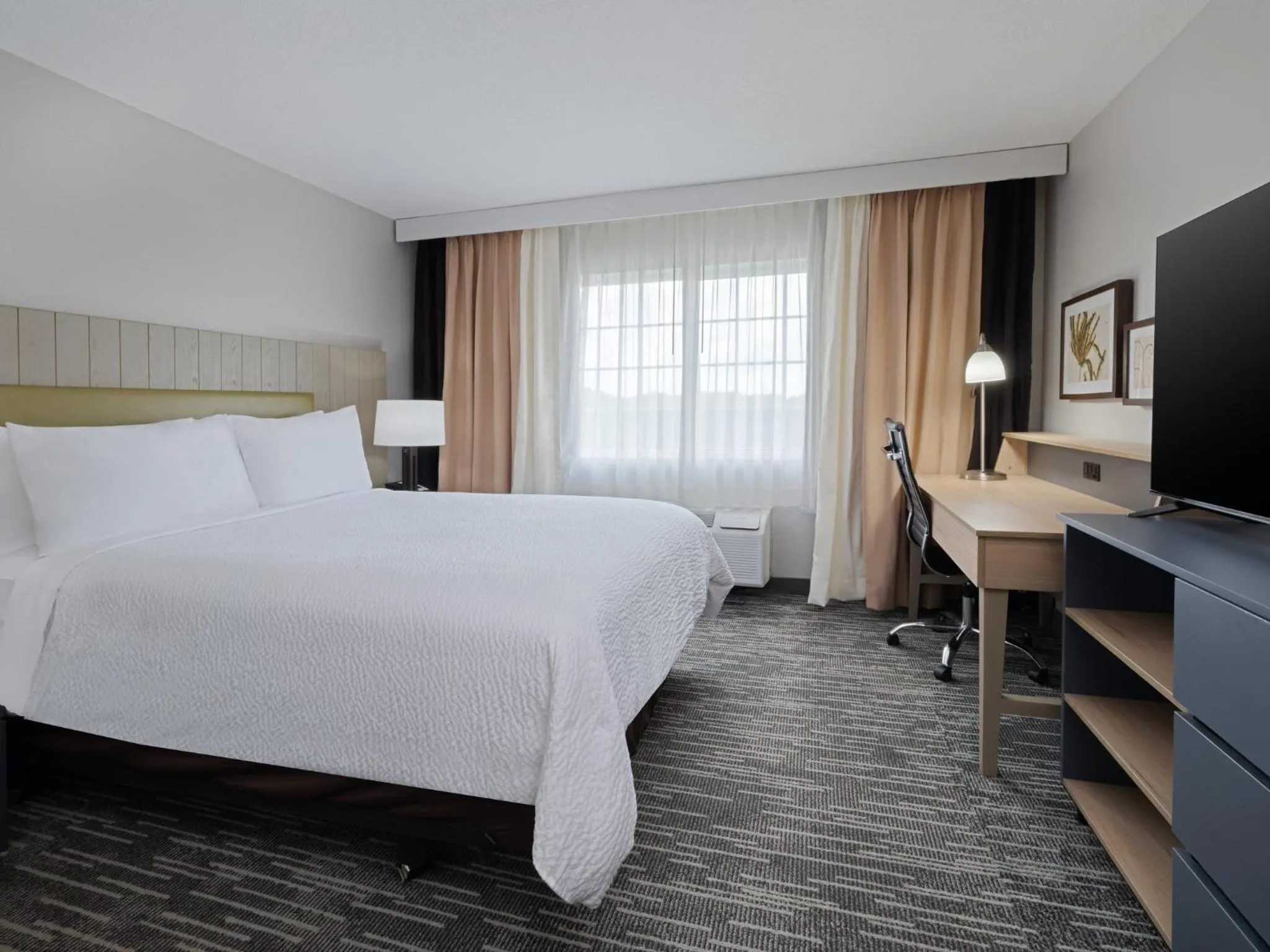 Photo of the whole room, Bed in Garner Hotel Decatur - Forsyth by IHG