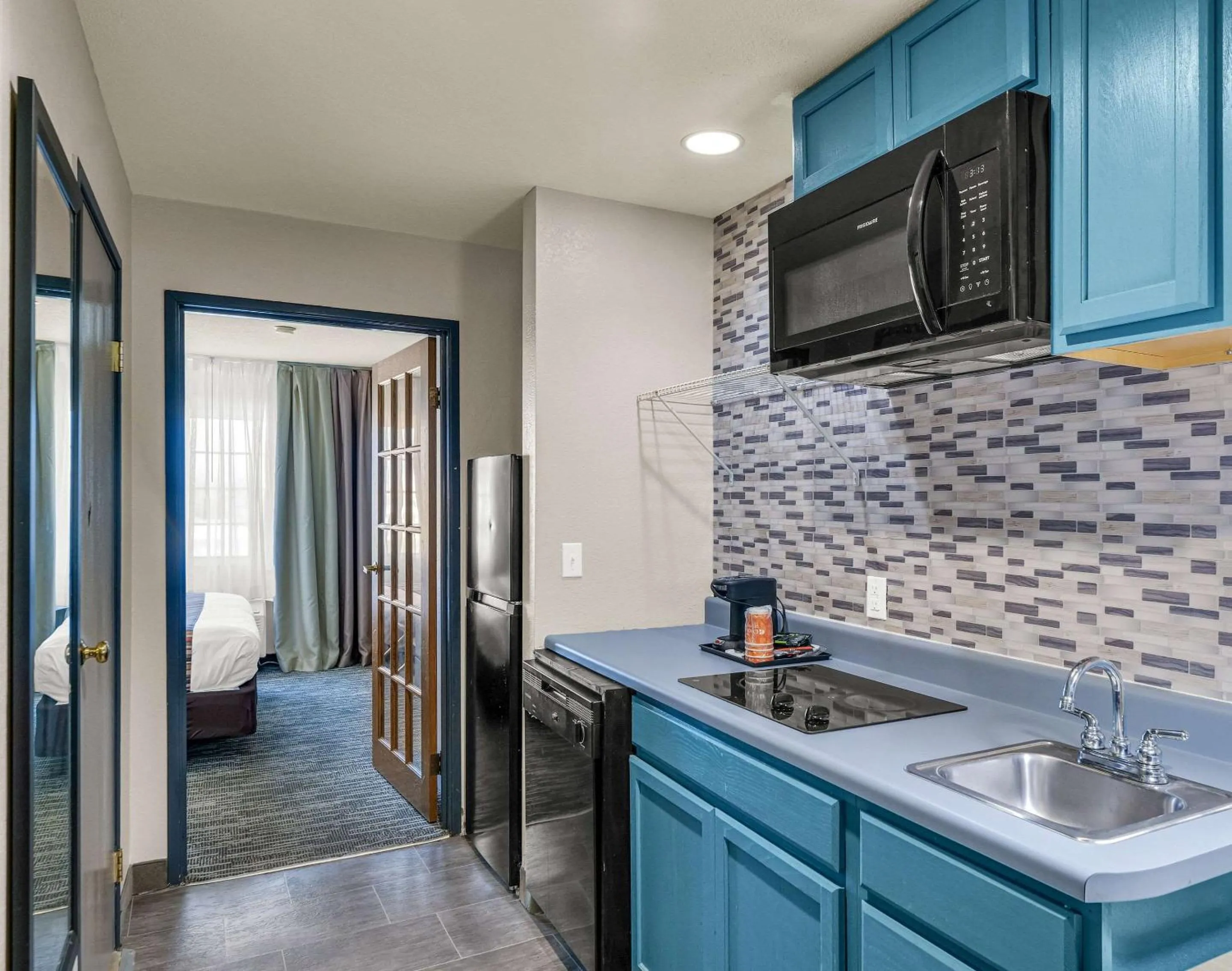 Bedroom in Country Inn & Suites by Radisson, Decatur, IL