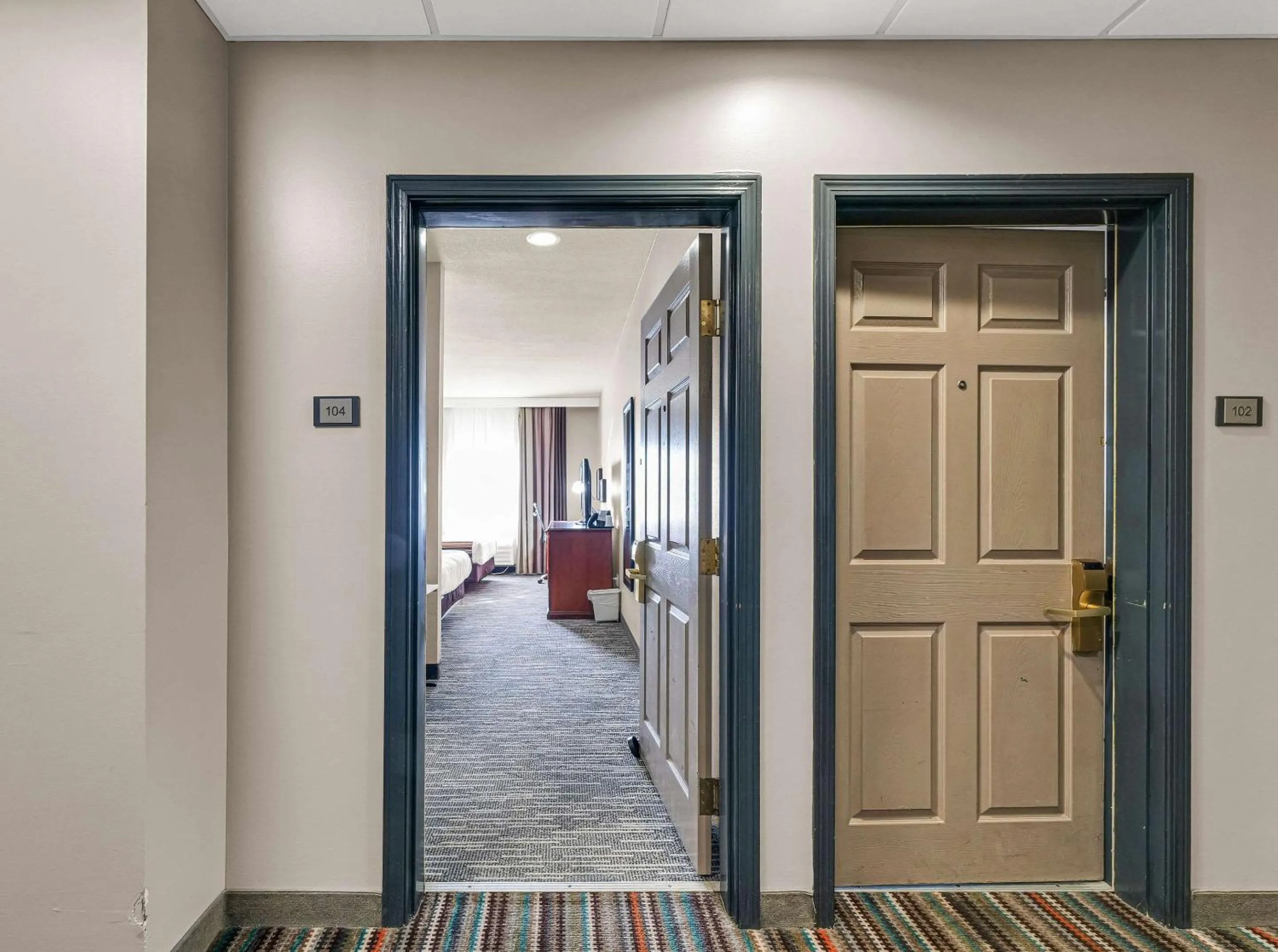 Bedroom in Country Inn & Suites by Radisson, Decatur, IL