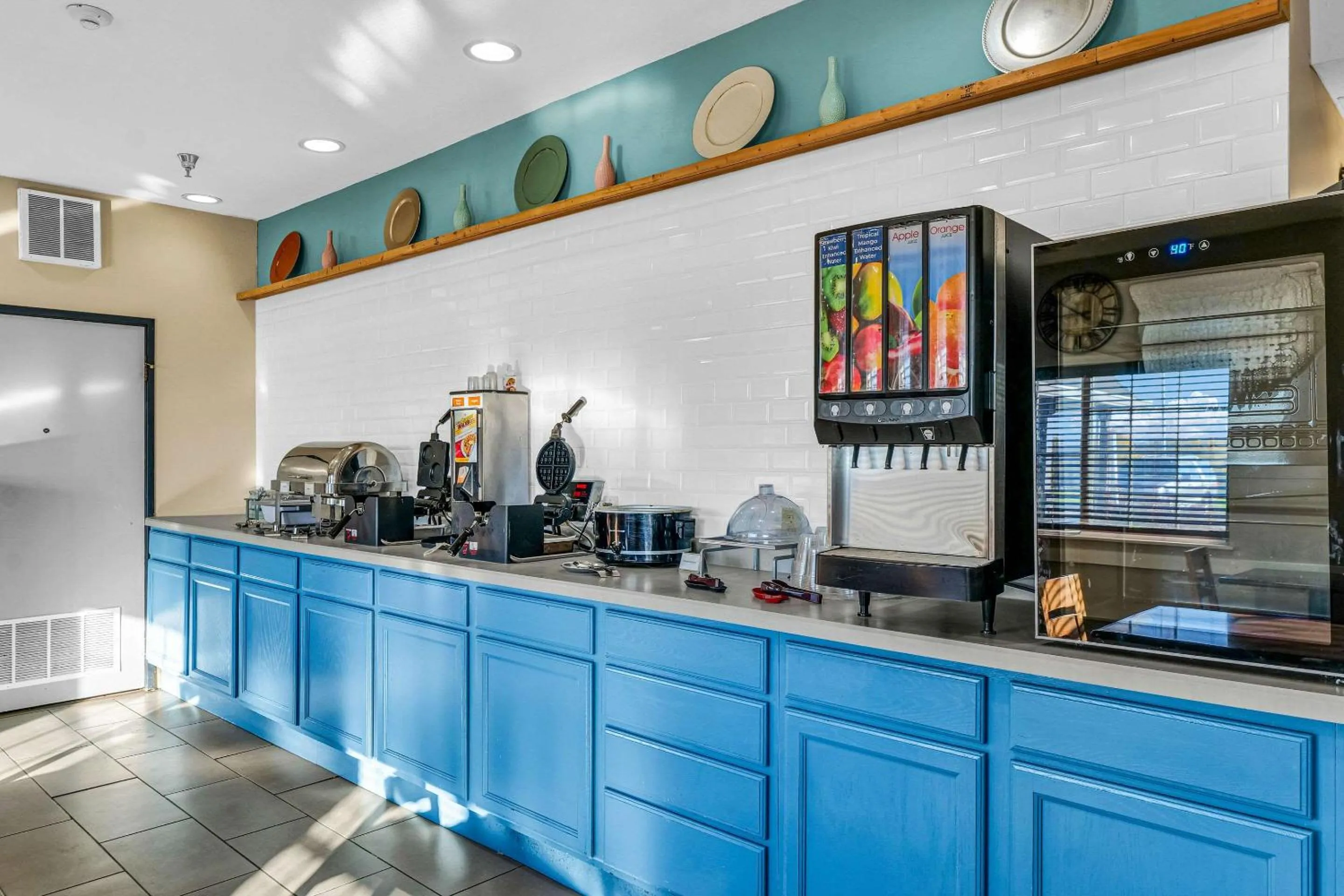 Breakfast in Country Inn & Suites by Radisson, Decatur, IL