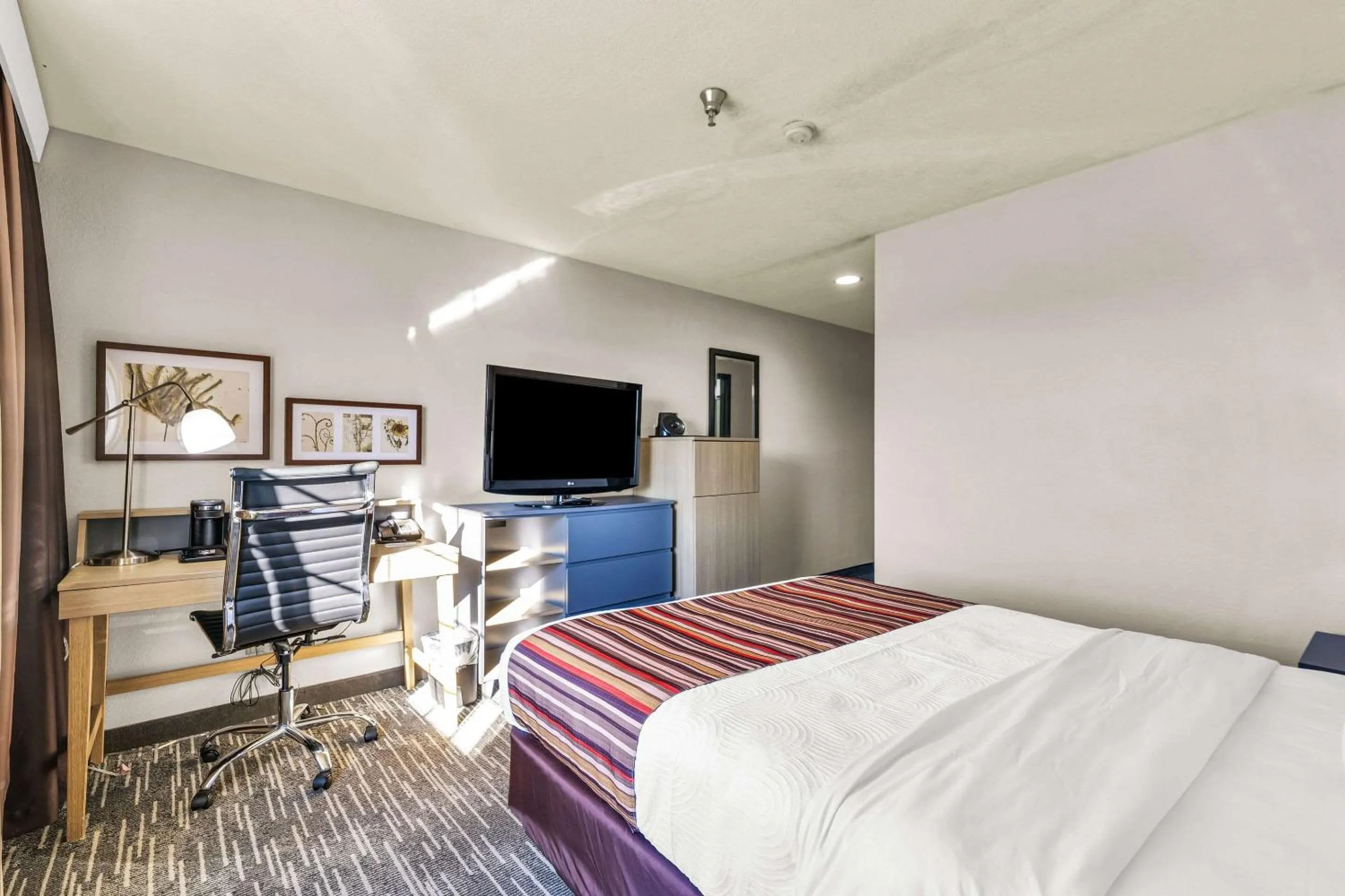 Bedroom in Country Inn & Suites by Radisson, Decatur, IL