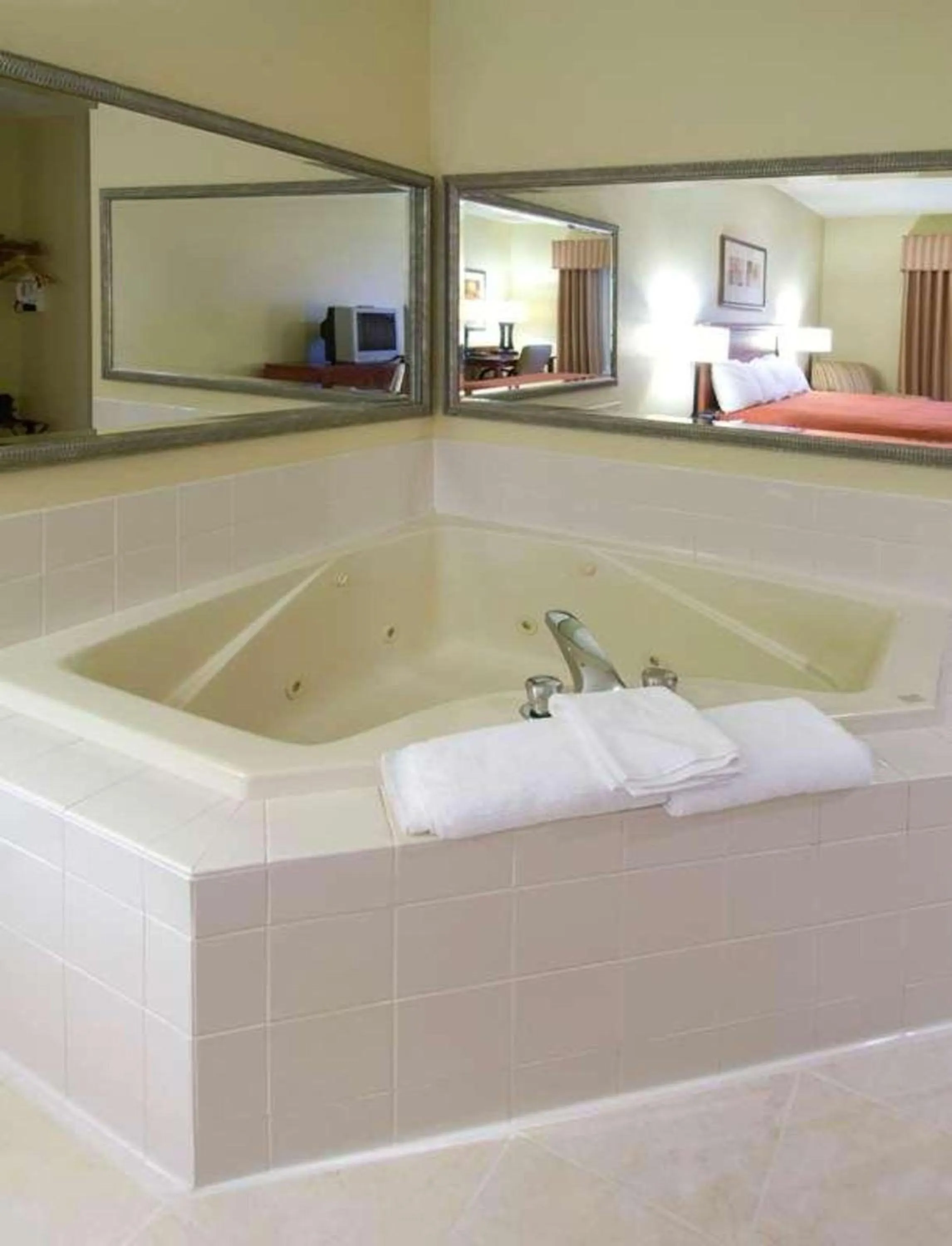 Bedroom in Country Inn & Suites by Radisson, Decatur, IL