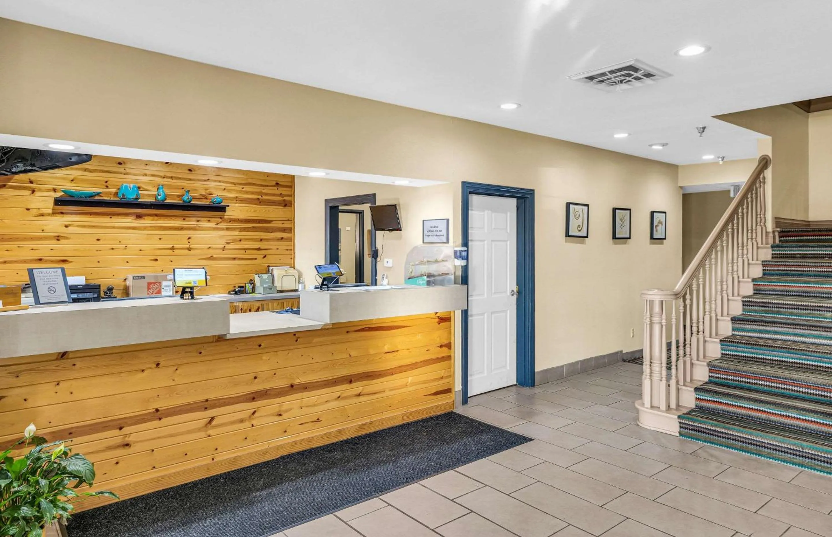 Lobby or reception in Country Inn & Suites by Radisson, Decatur, IL