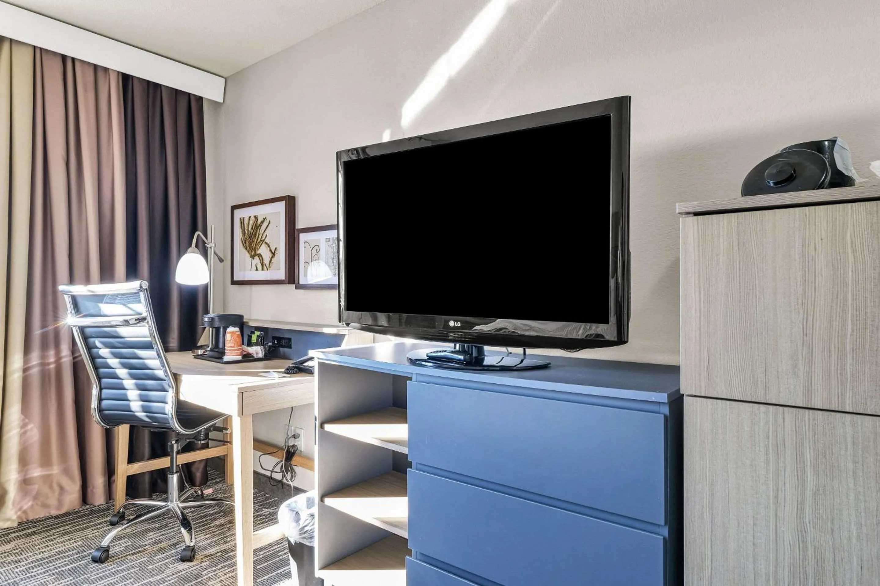 Bedroom in Country Inn & Suites by Radisson, Decatur, IL