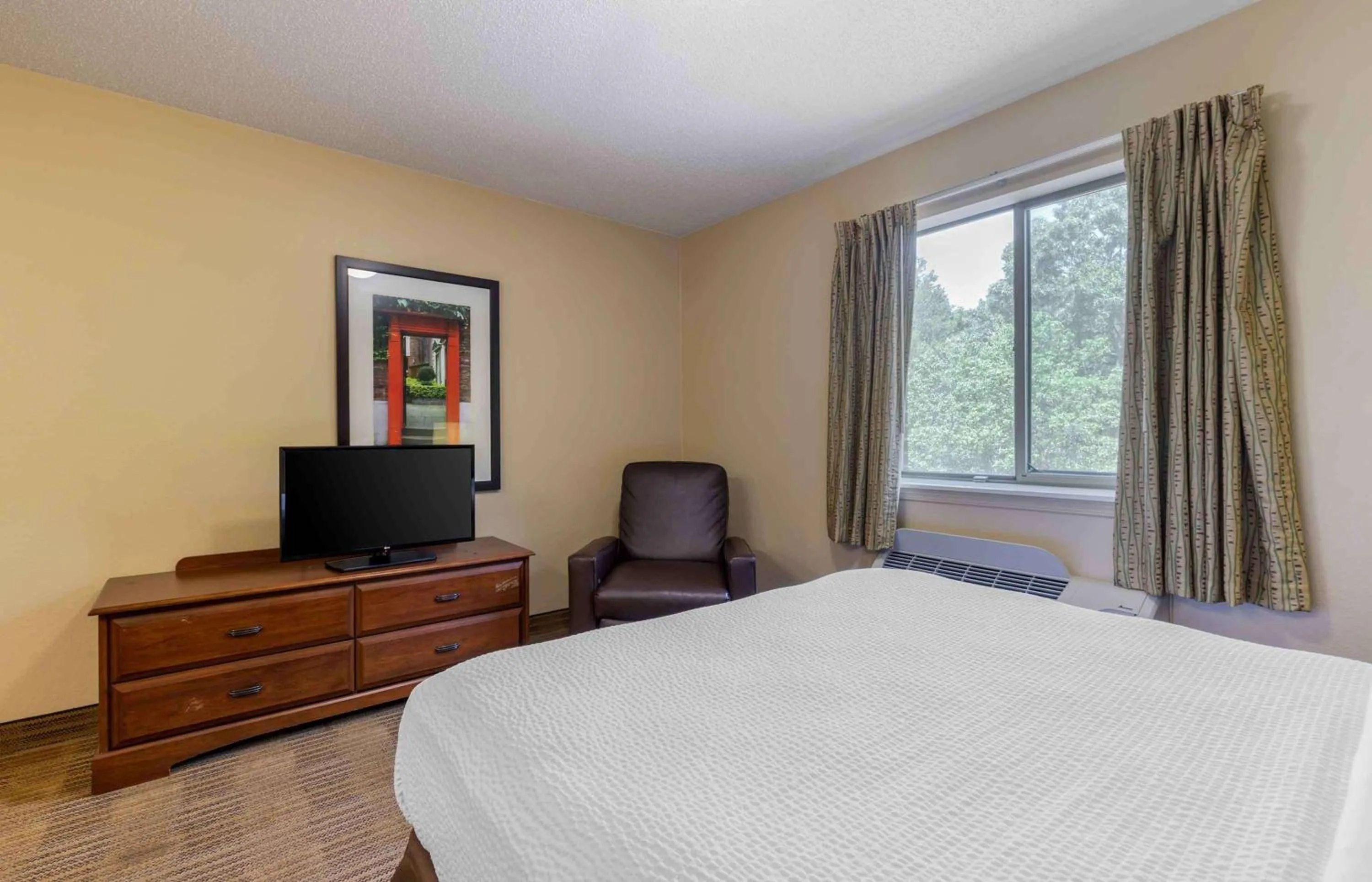 Bedroom, Bed in Studio 6 Suites Greenville, SC - Haywood Mall