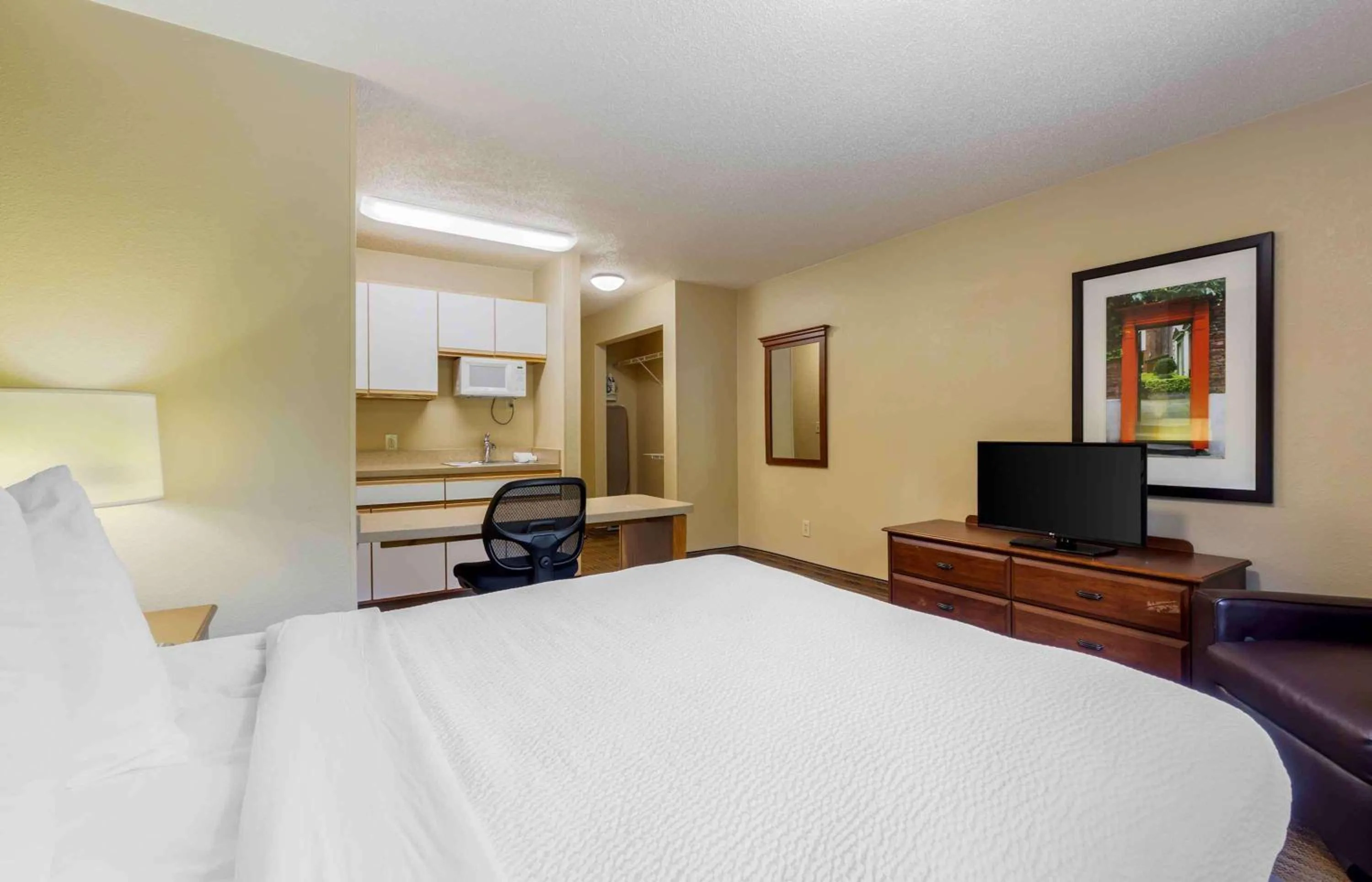Bedroom, Bed in Studio 6 Suites Greenville, SC - Haywood Mall