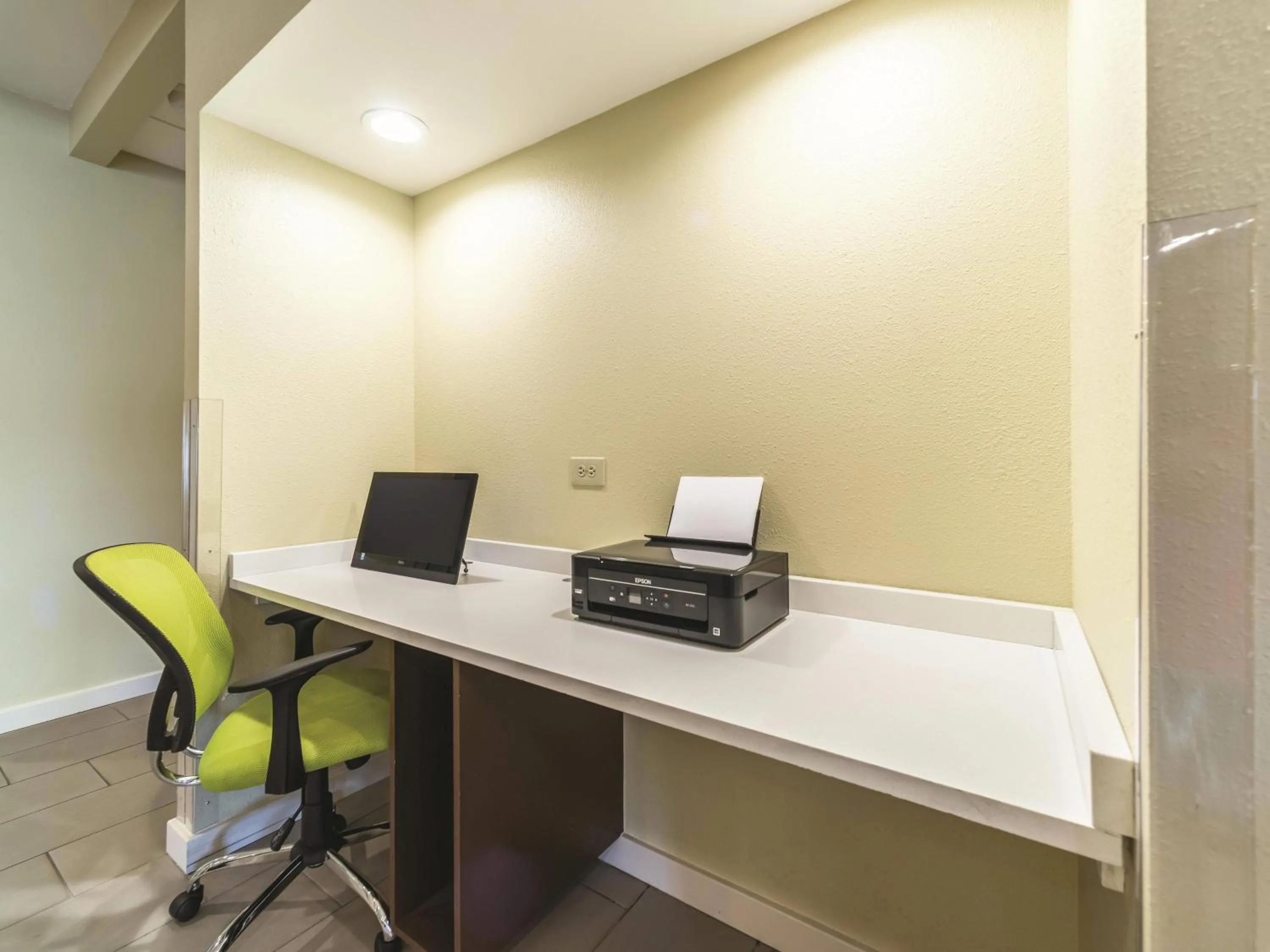 Business facilities in La Quinta by Wyndham Collinsville - St. Louis