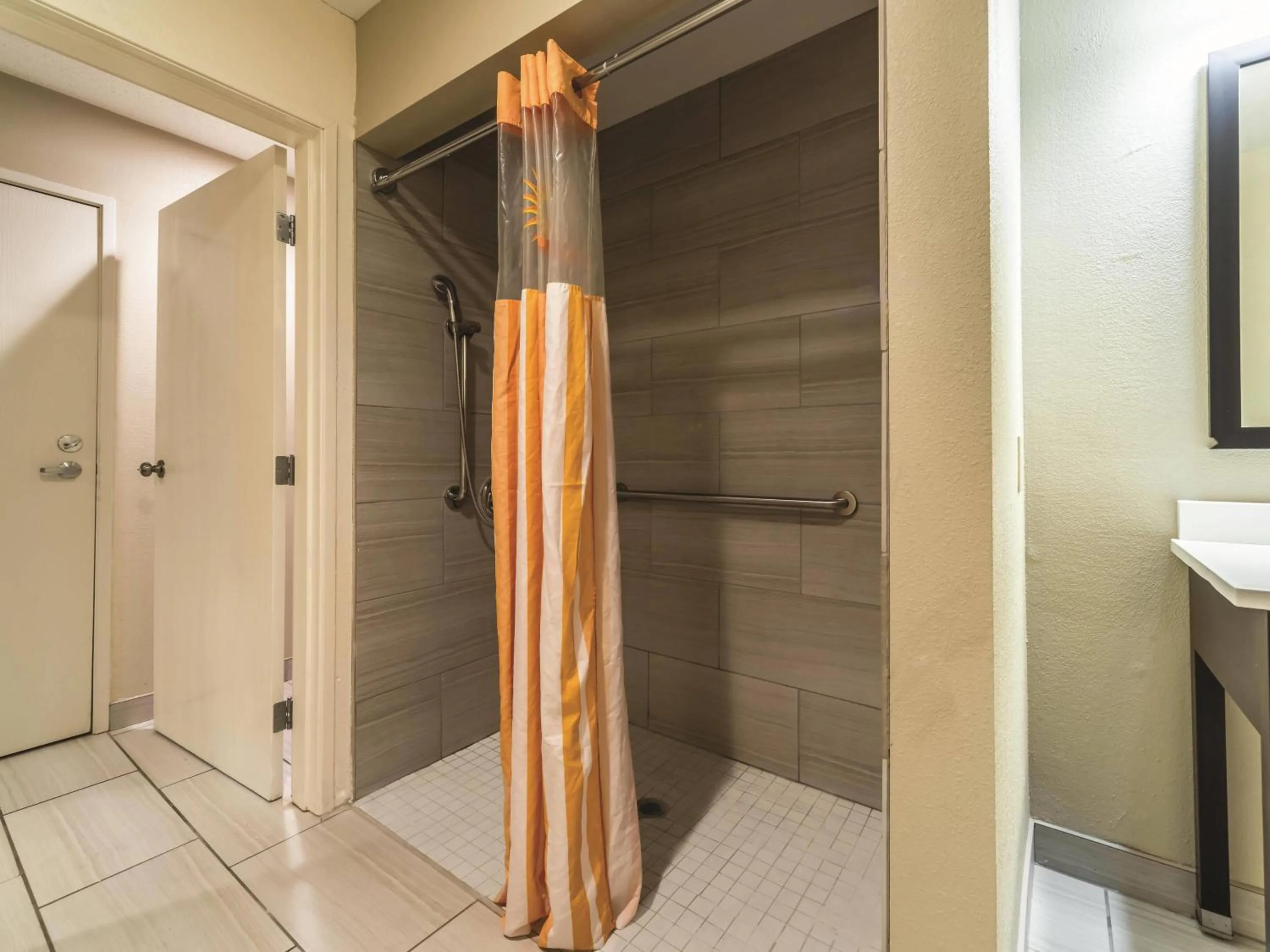 Photo of the whole room in La Quinta by Wyndham Collinsville - St. Louis