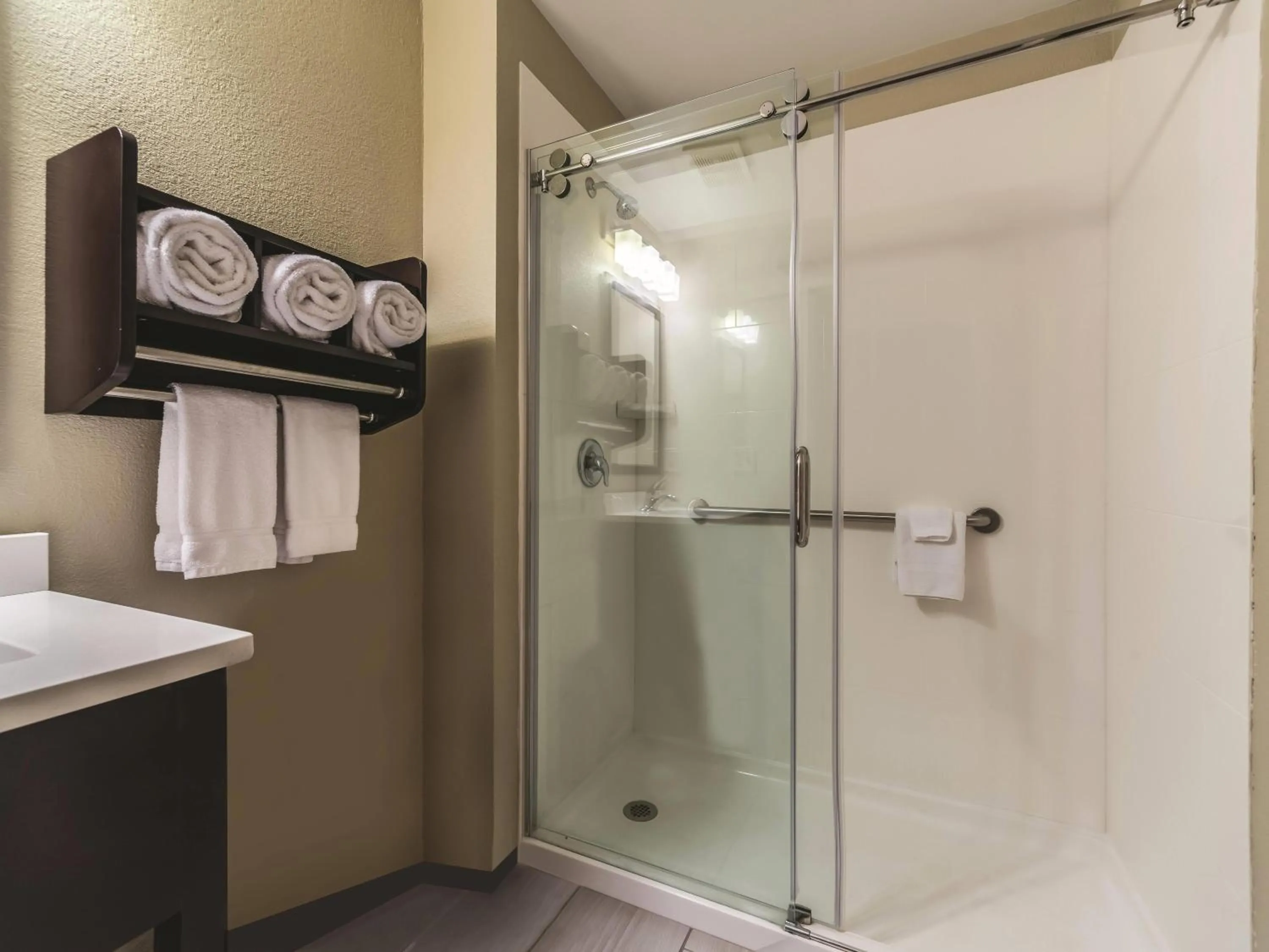 Photo of the whole room in La Quinta by Wyndham Collinsville - St. Louis