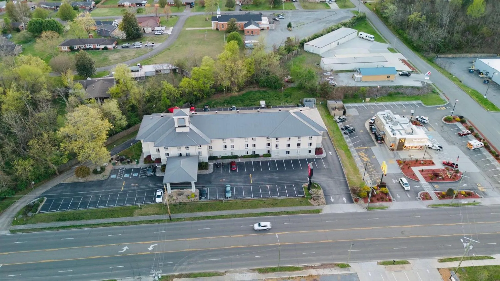 Property building in Red Roof Inn Etowah – Athens, TN