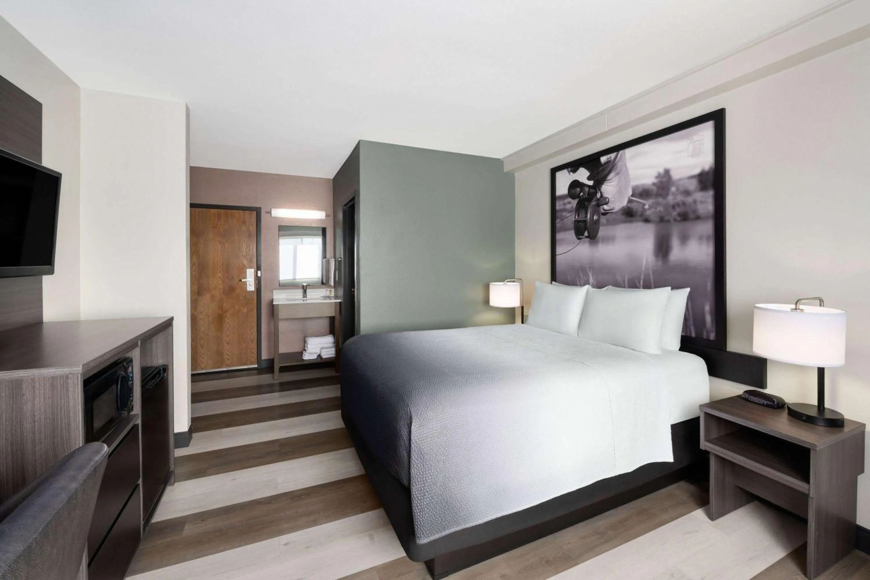 Photo of the whole room, Bed in Super 8 by Wyndham Columbus